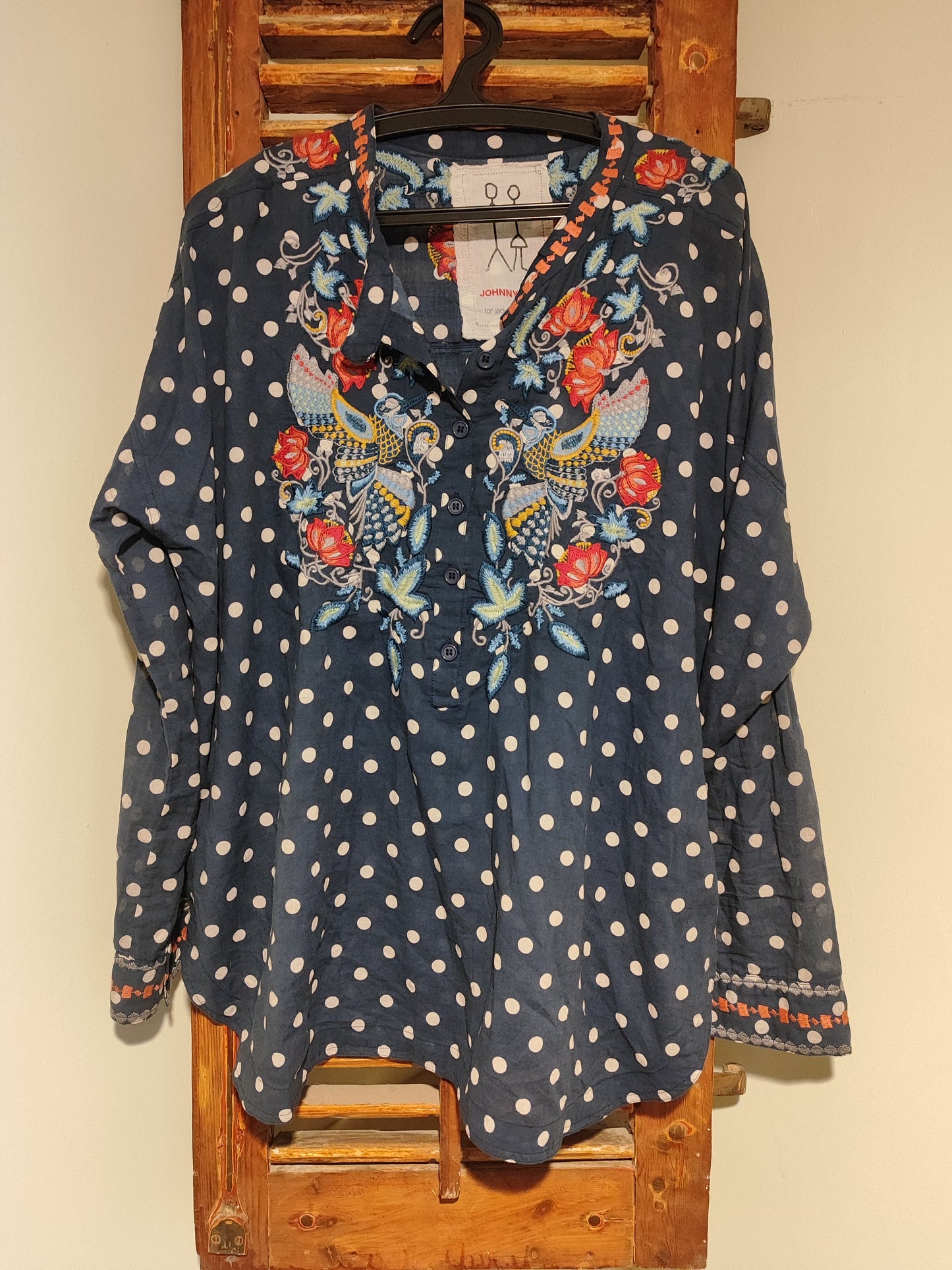 חולצה רקומה - Image 8 by Johnny Was