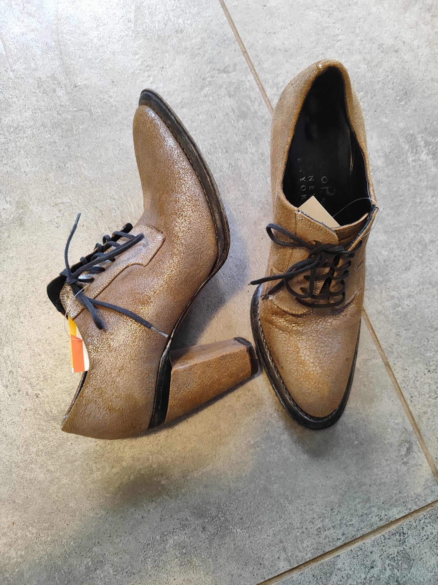 נעלי עקב חומות בנגיעות זהב - Image 4