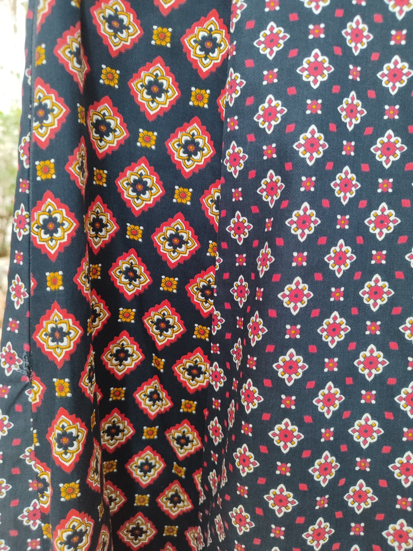 חצאית כחולה וינטג׳ בפרחים גאומטרים - Image 4 by St Michael