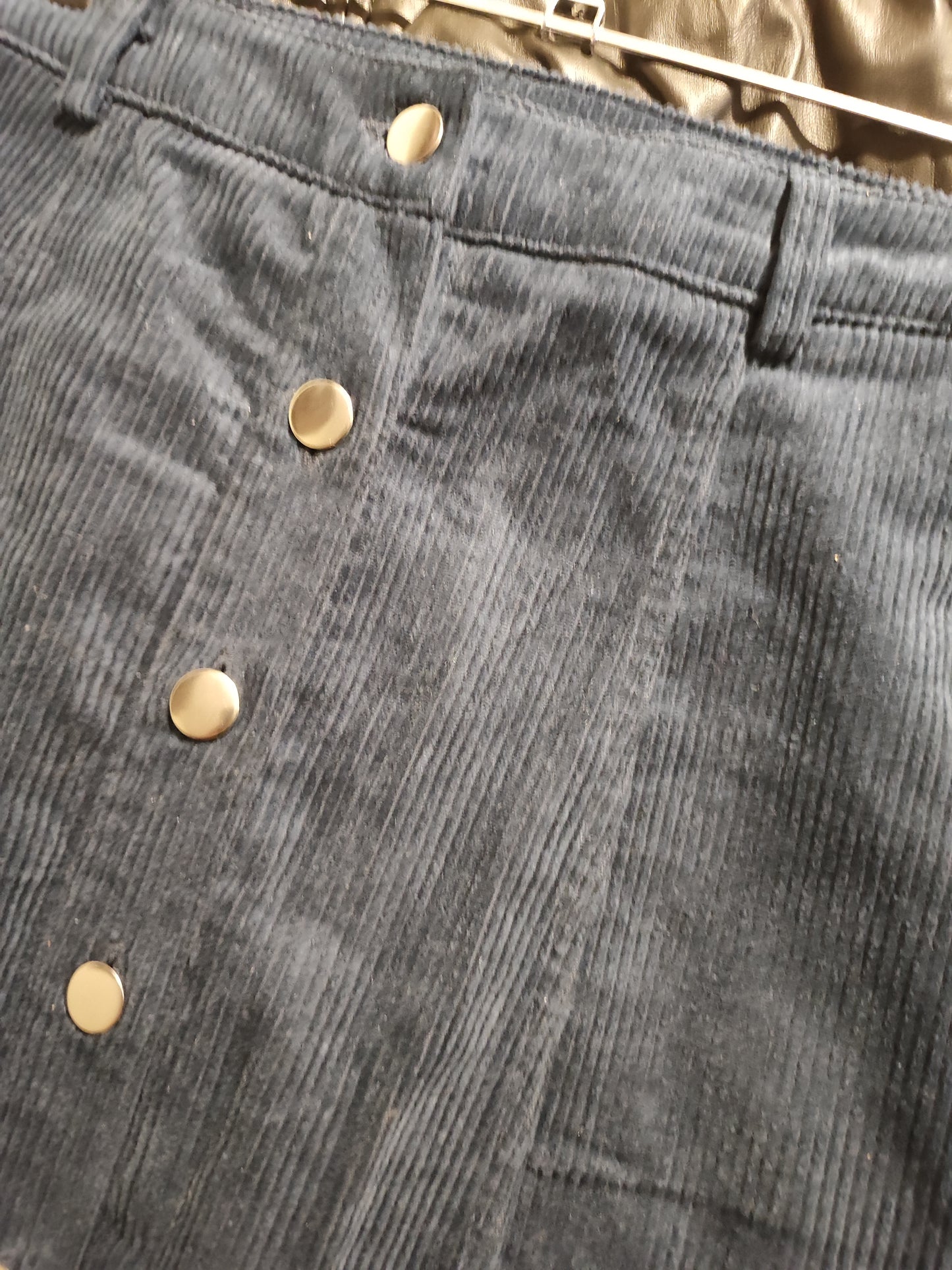 חצאית קורדרוי כחולה מכופתרת ישרה - Image 4 by Golf