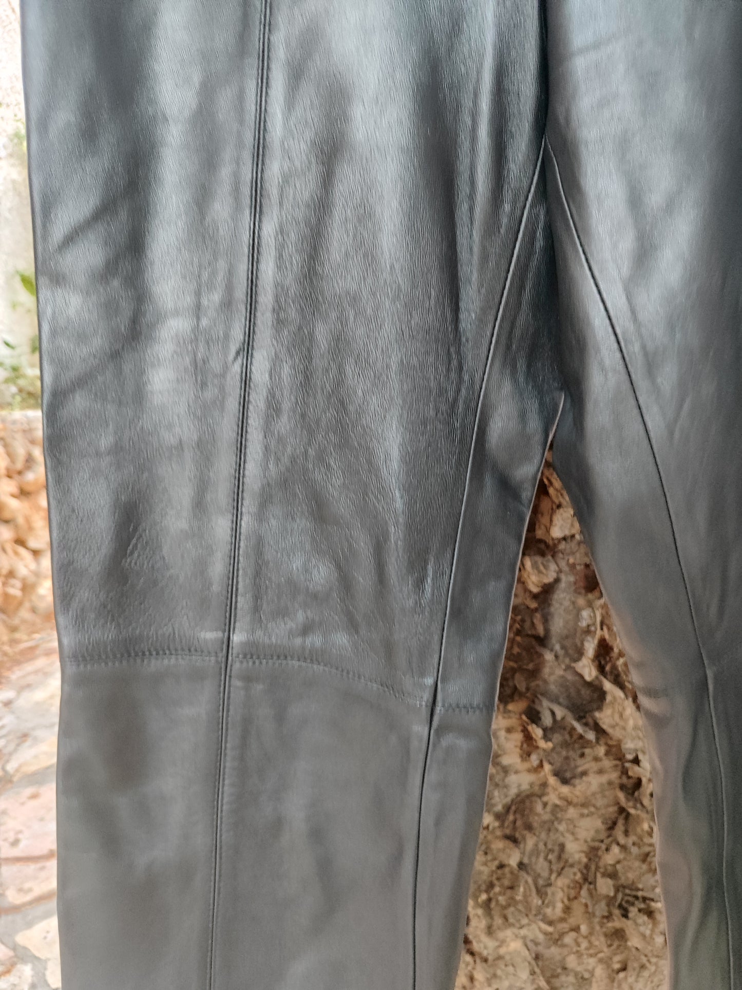 מכנסיים עור שחור במראה יוקרתי - Image 5