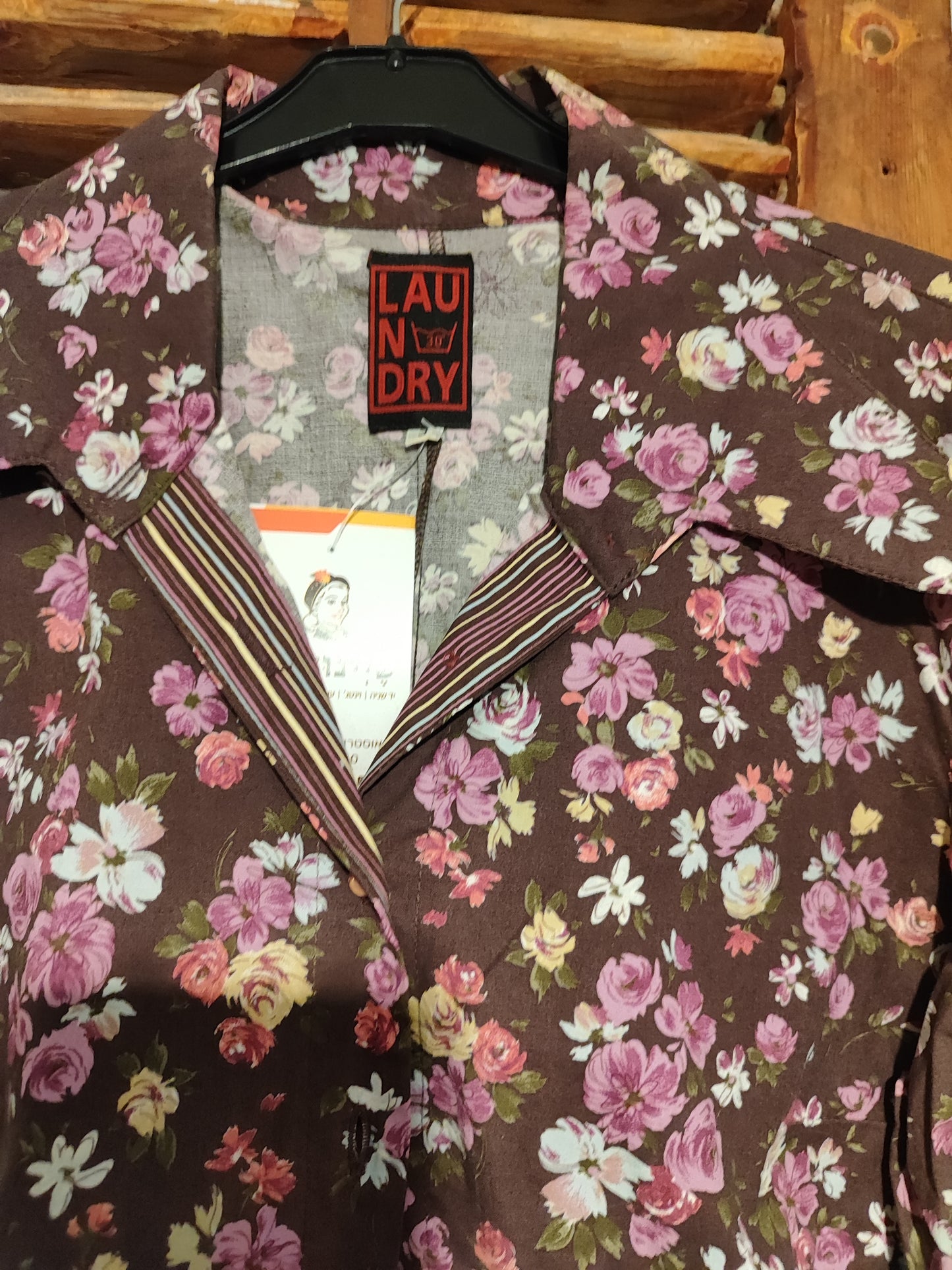 חולצת פרחונית מכופתרת פסים בסופים - Image 4 by Laundry