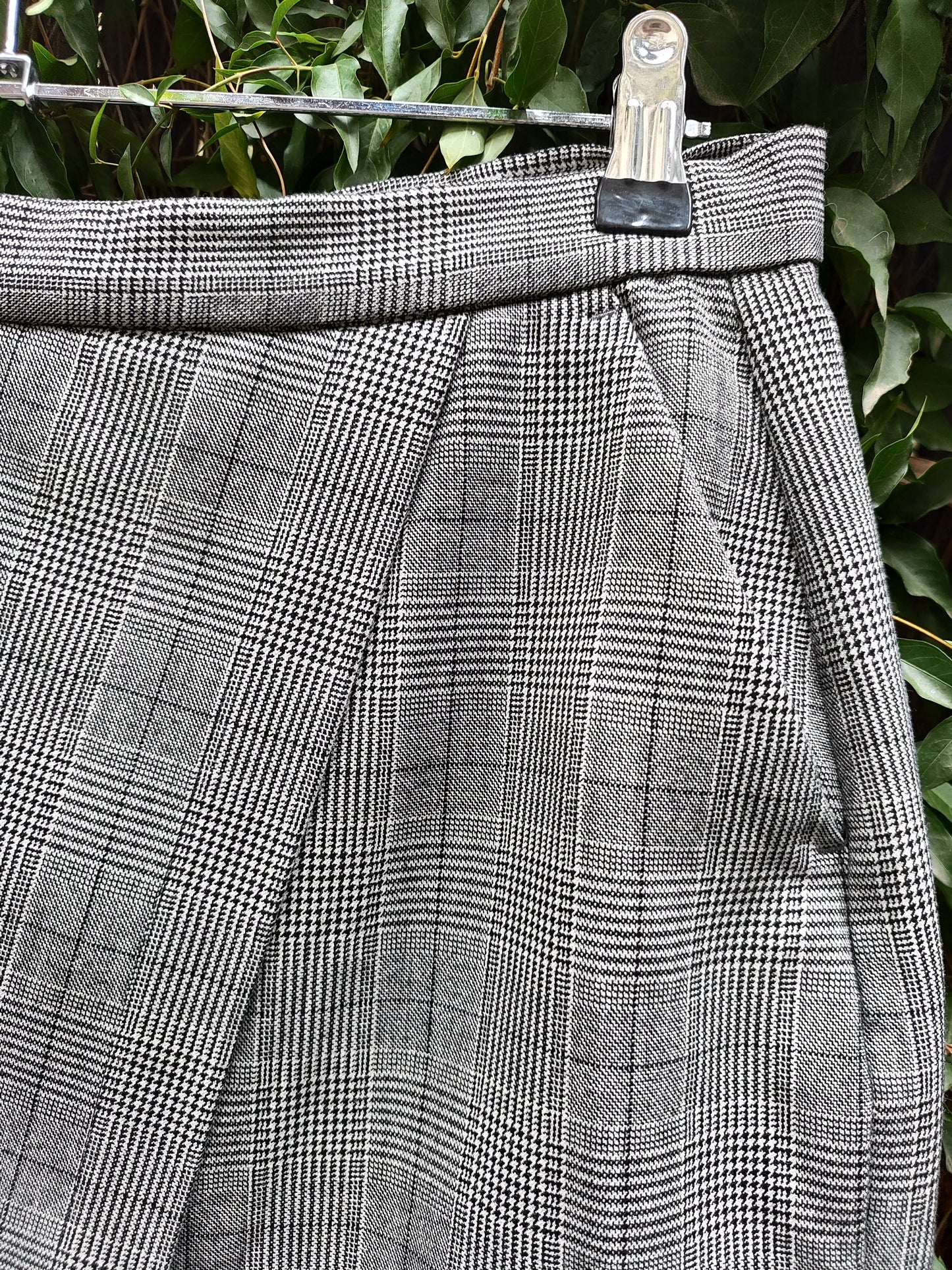 חצאית אפורה משובצת מעטפת - Image 3 by בננה ריפבליק