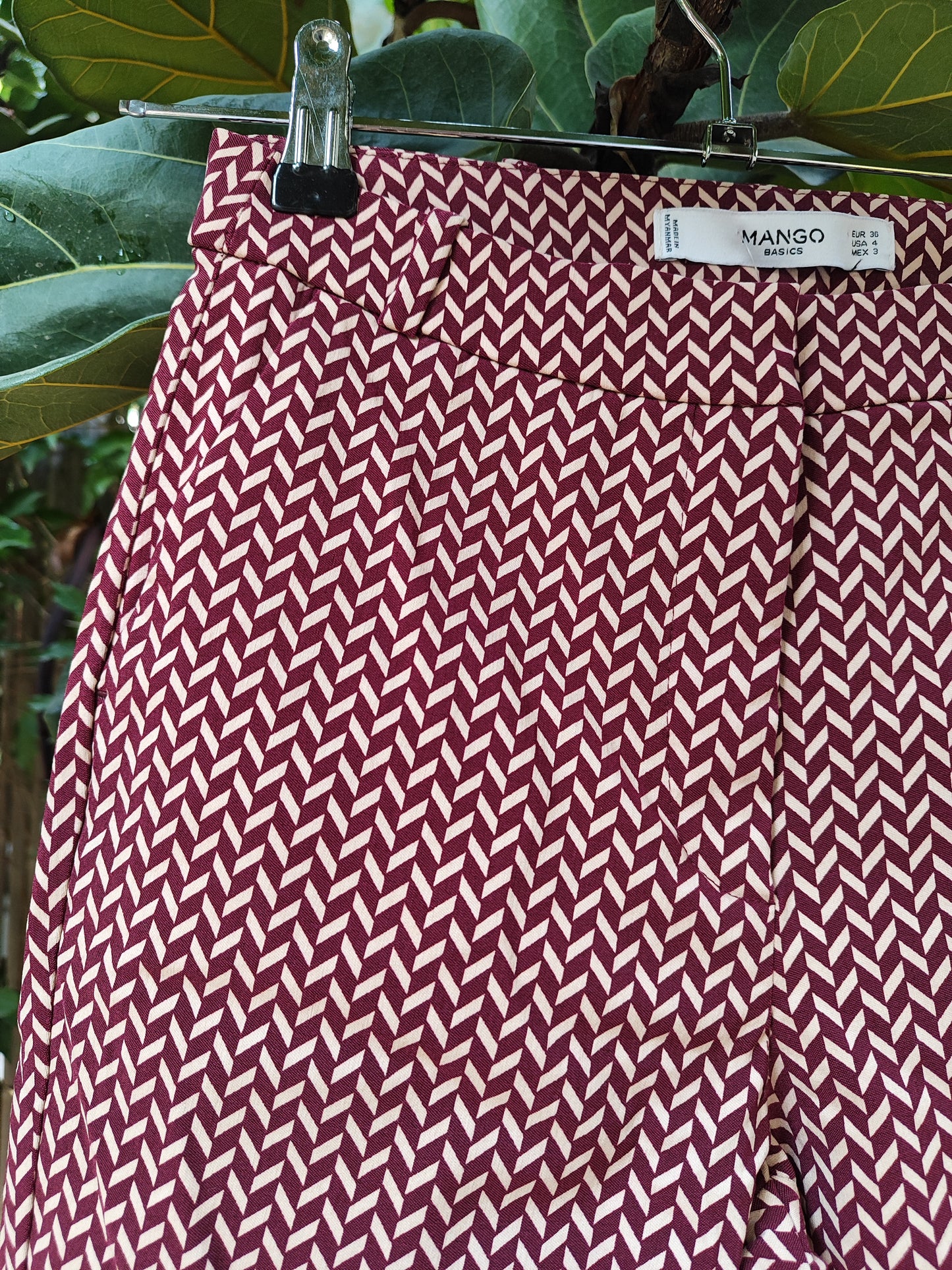 מכנסיים בורדו בשורות של קוי קרם - Image 3 by Mango