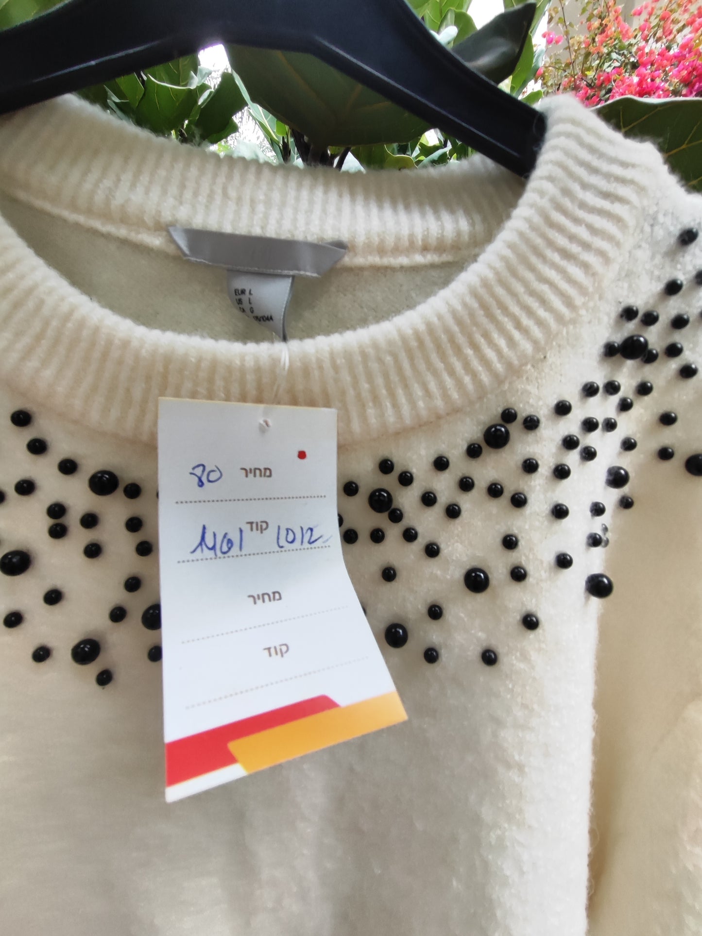 סוודר לבן בפנינים שחורים משגע - Image 4 by H&M