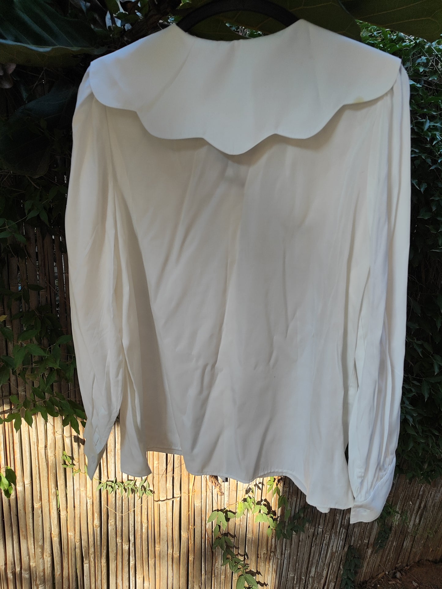 חולצה לבנה וסרטים שחורים סוגרים - Image 6 by Tiago