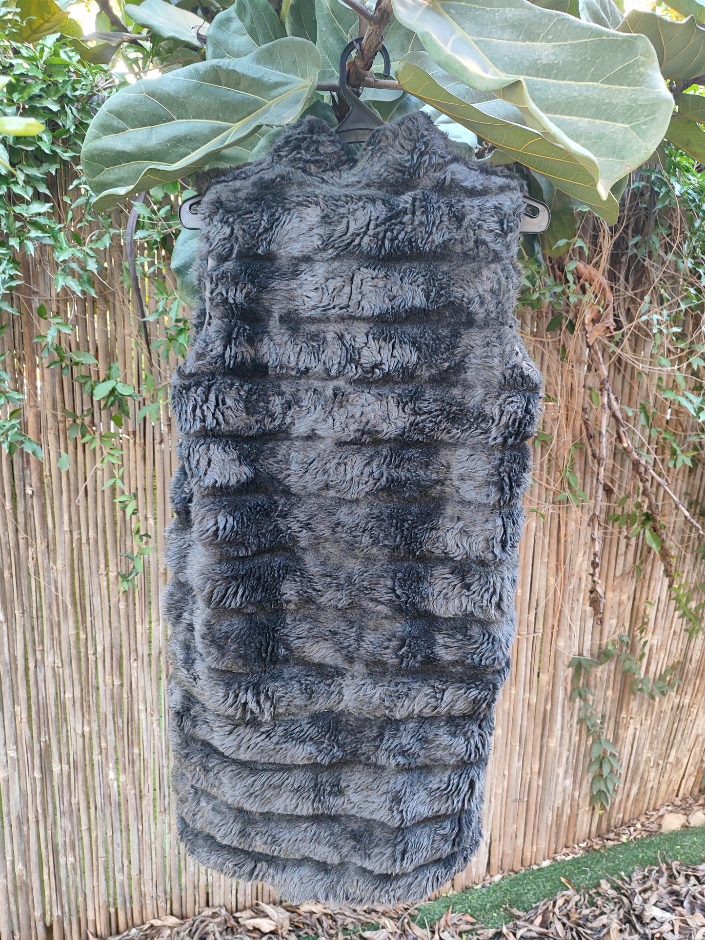 וסט פרוותי מחמם בלב אפור כהה - Image 3