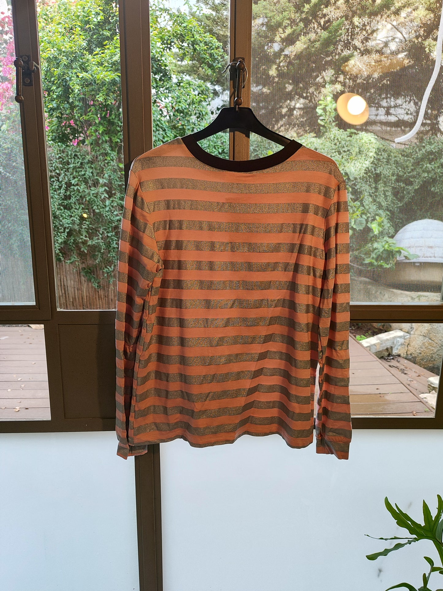 חולצה פסים מנצנצת ורוד אפור - Image 3 by Galler