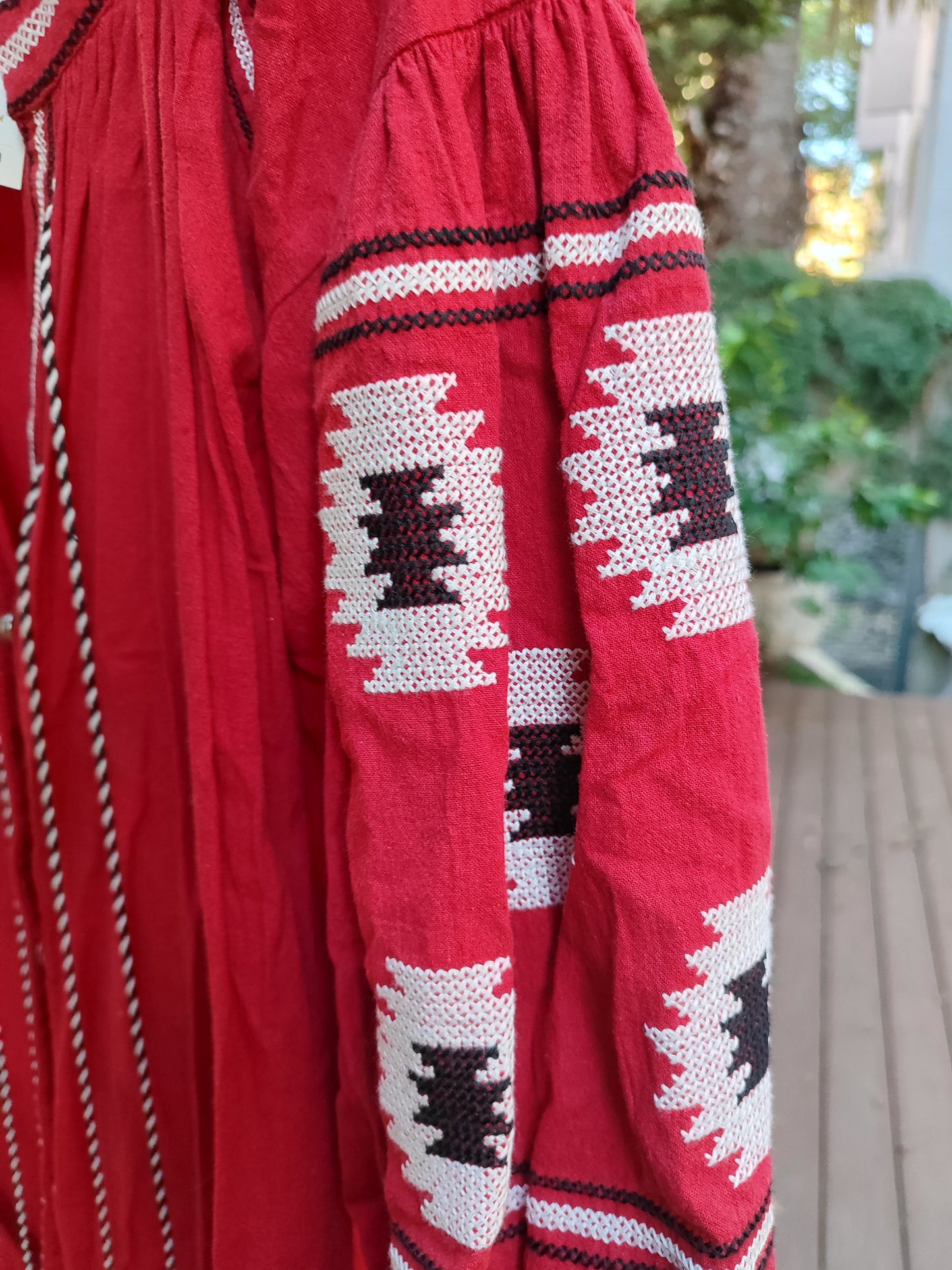 שמלה אדומה רקומה בשחור לבן - Image 4