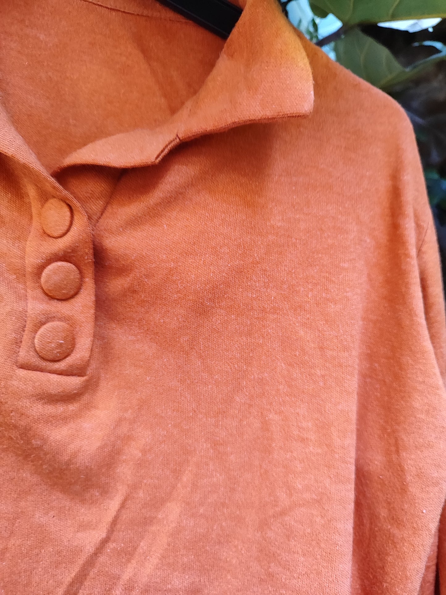 חולצת פולו כתומה בכפתורי תואמים - Image 4