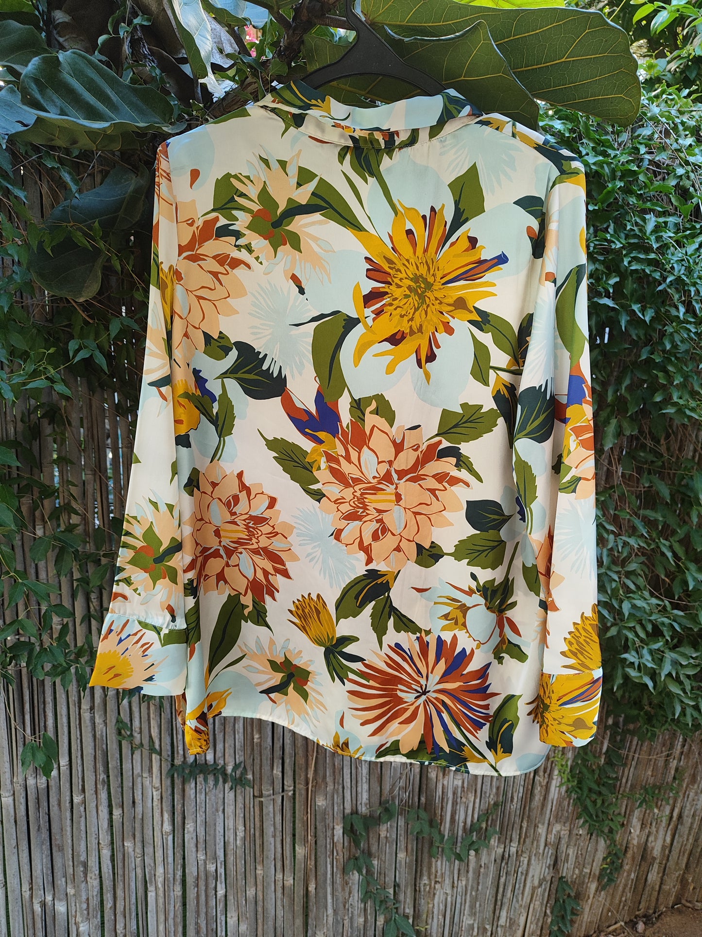 חולצה מכופתרת עטופה בפרחי פסטל - Image 3 by Zara