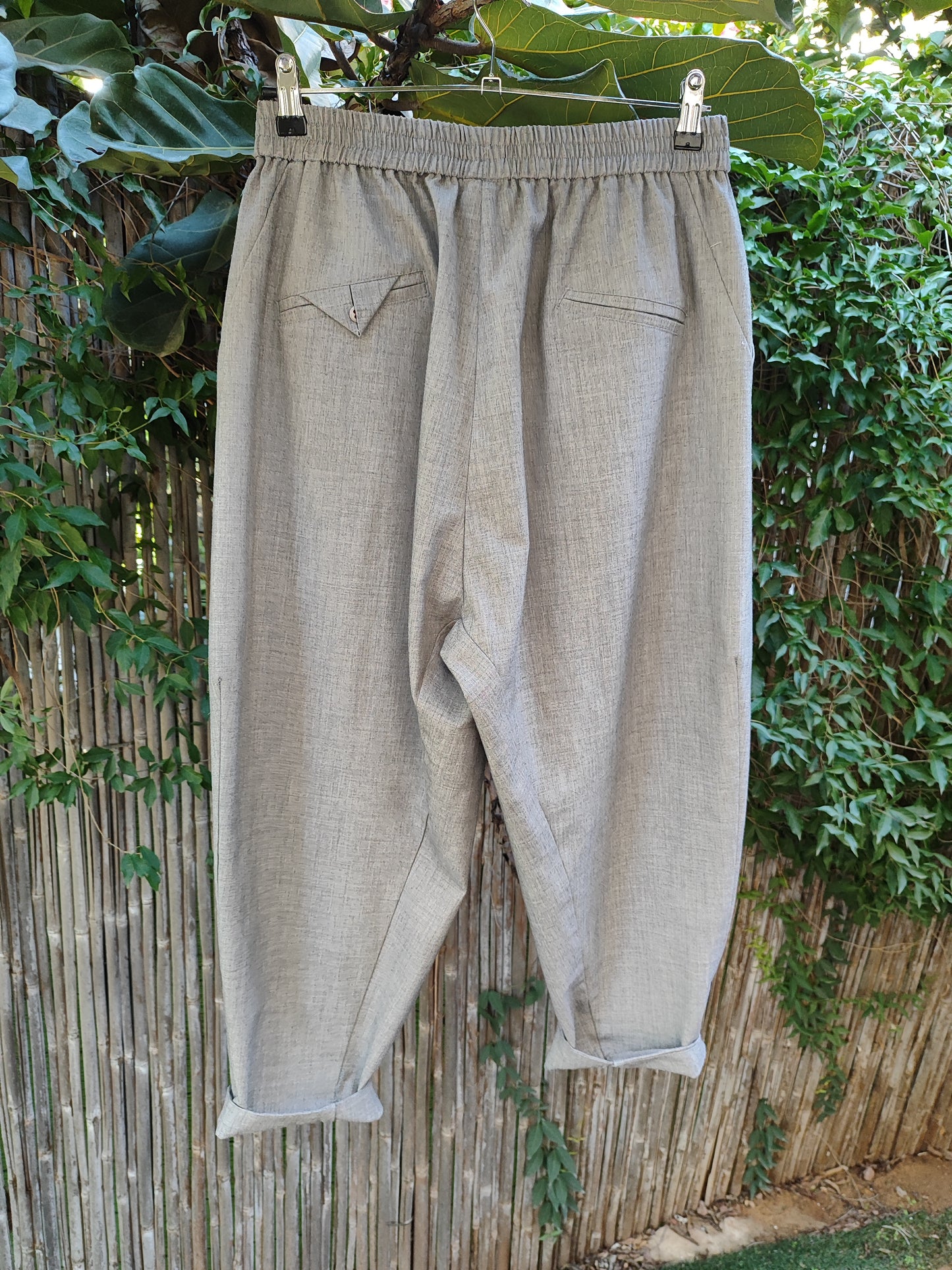 מכנסיים אפורים נשפכים בחגורת גומי אלגנטי - Image 2 by Yoko