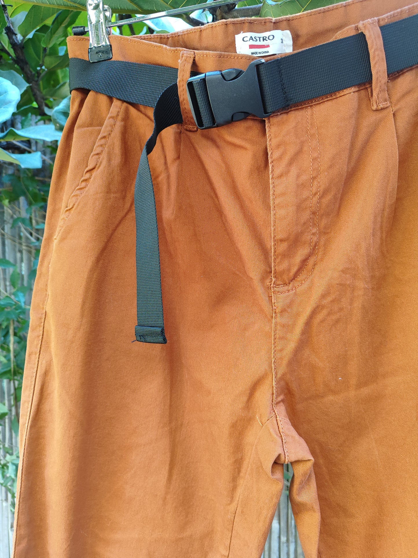 מכנסי קז'ואל בפנסים בצבע חמרה - Image 4 by Castro