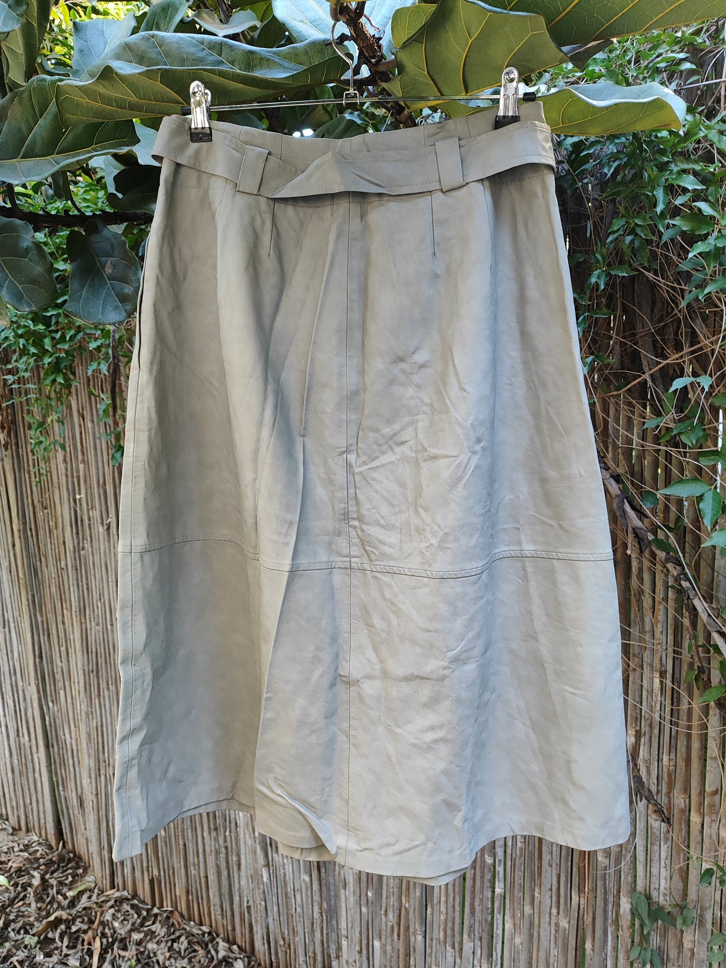 חצאית אפורה עם חגורה דמוי עור ותיקטקים - Image 4 by Zara