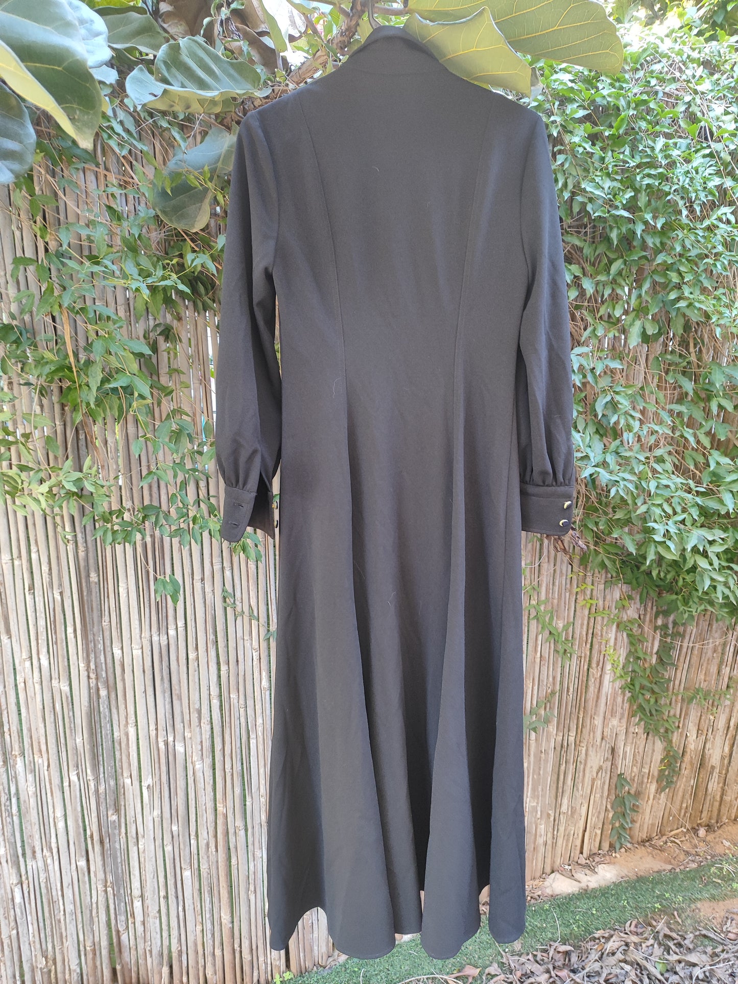 שמלת וינטג' שחורה במותניים צרים וכפתורים עיניים - Image 4