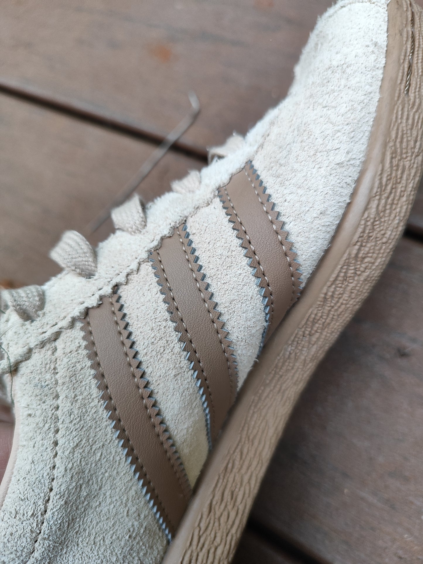 נעלי אדידס סמבה במראה מלוכלך במוקה - Image 9 by Adidas