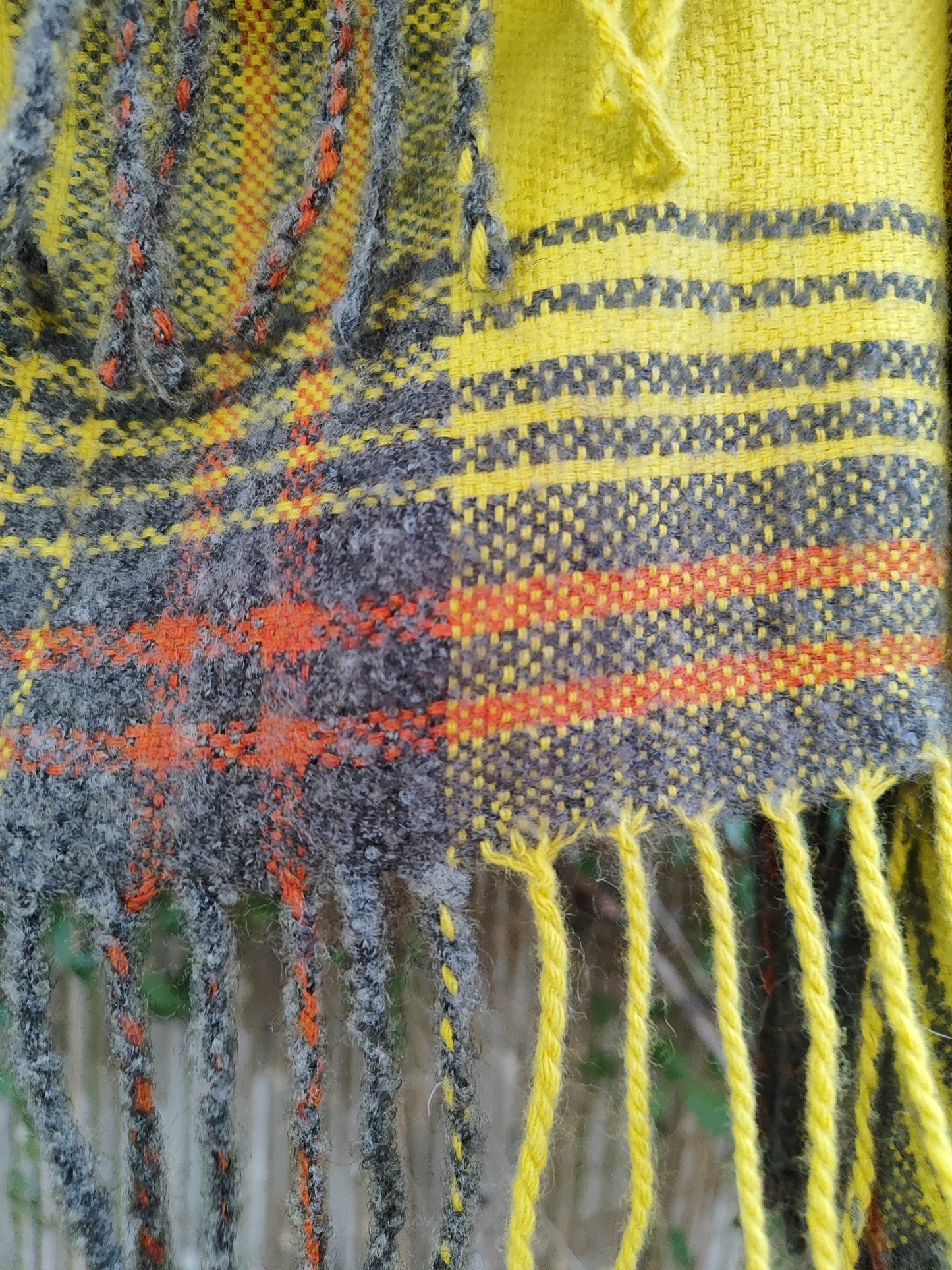 צעיף משובץ צהוב ואפור עבה ומחמם - Image 3