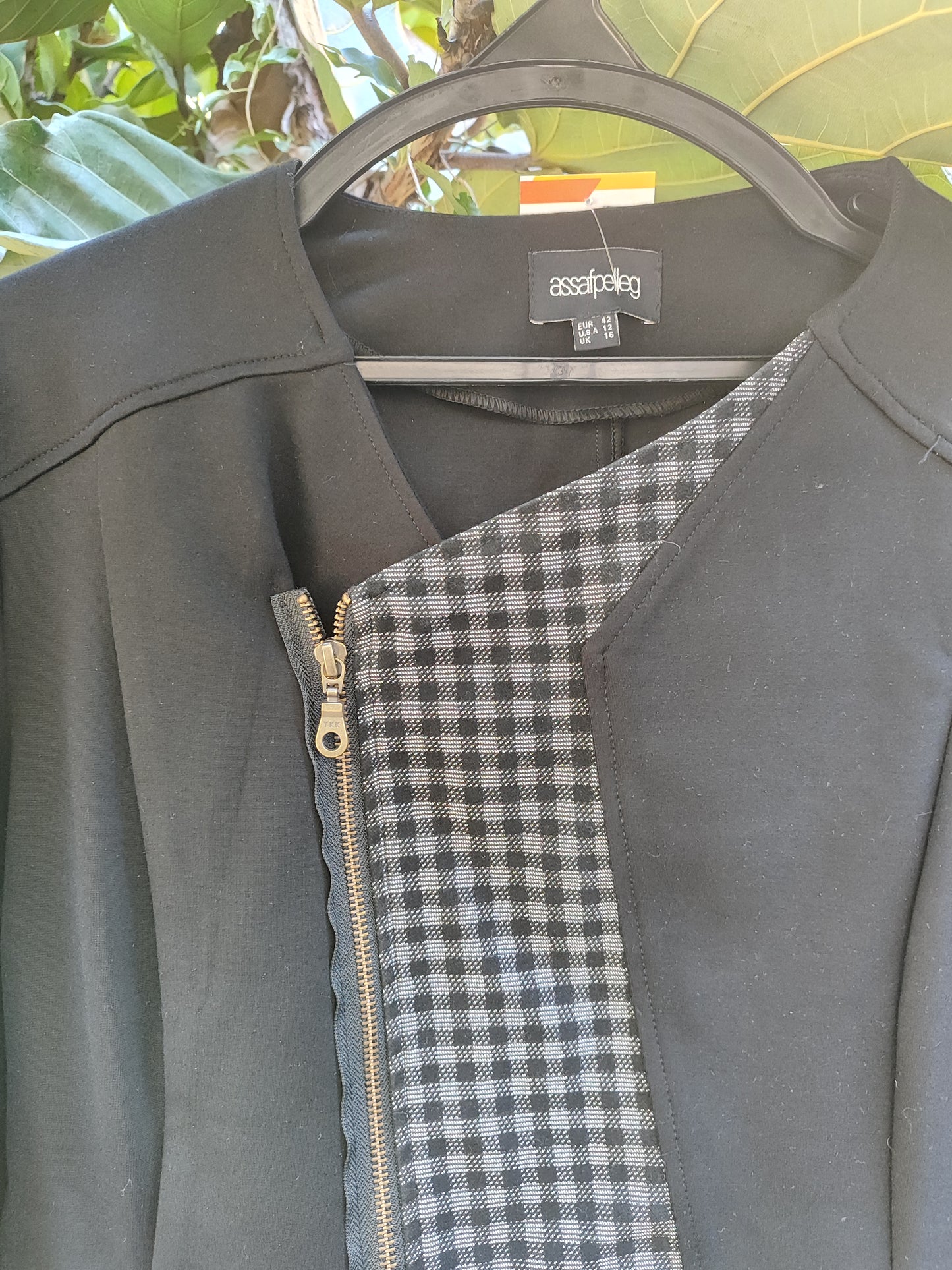 ז'קט שחור אפור אה סימטרי ברוכסן ומשובץ - Image 3 by Assaf Pelleg