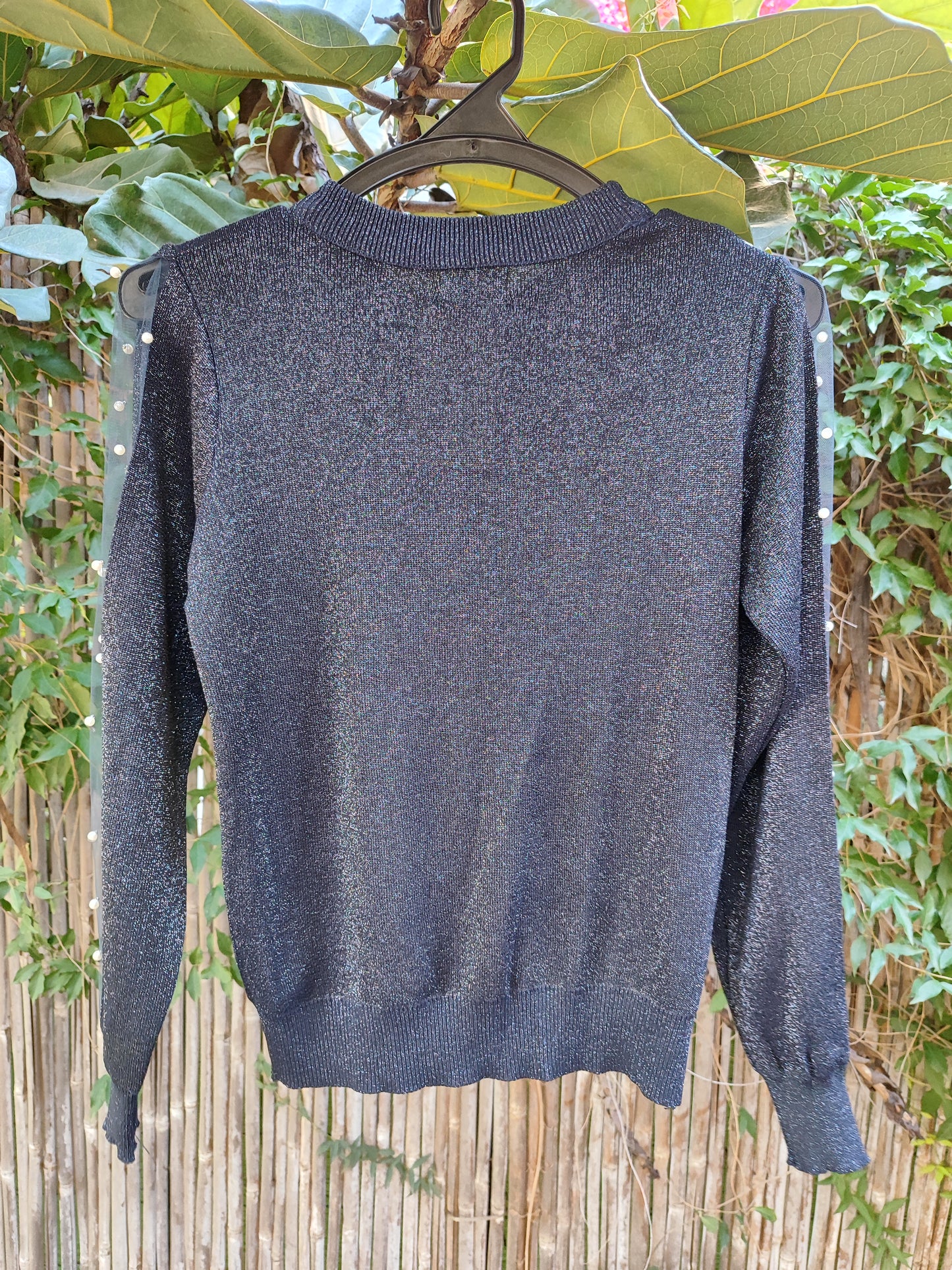 חולצה סריג כחולה מנצנצת בשרוולים שקופים בפנינים מפוזרים - Image 4 by Cala