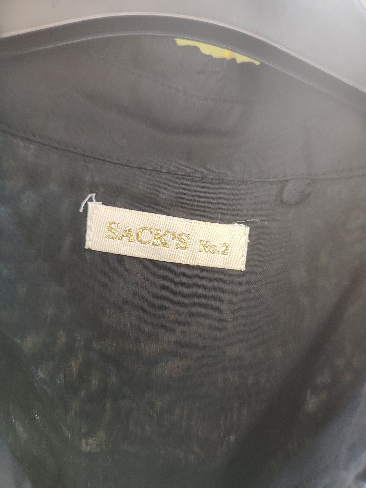 חולצה שחורה דקה מכופתרת רקומה בפרונט - Image 4 by Sack's