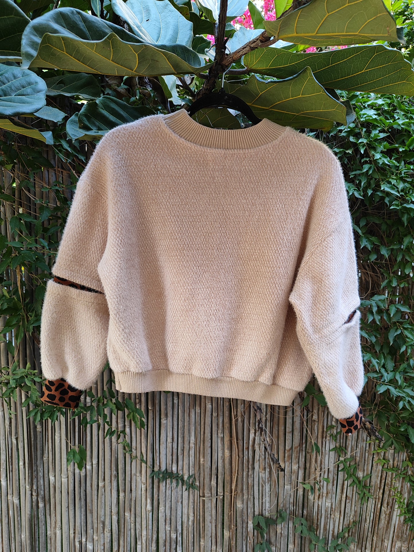 סווטשירט קרם בתמונת סריג וסופים מנומרים - Image 6 by Addict