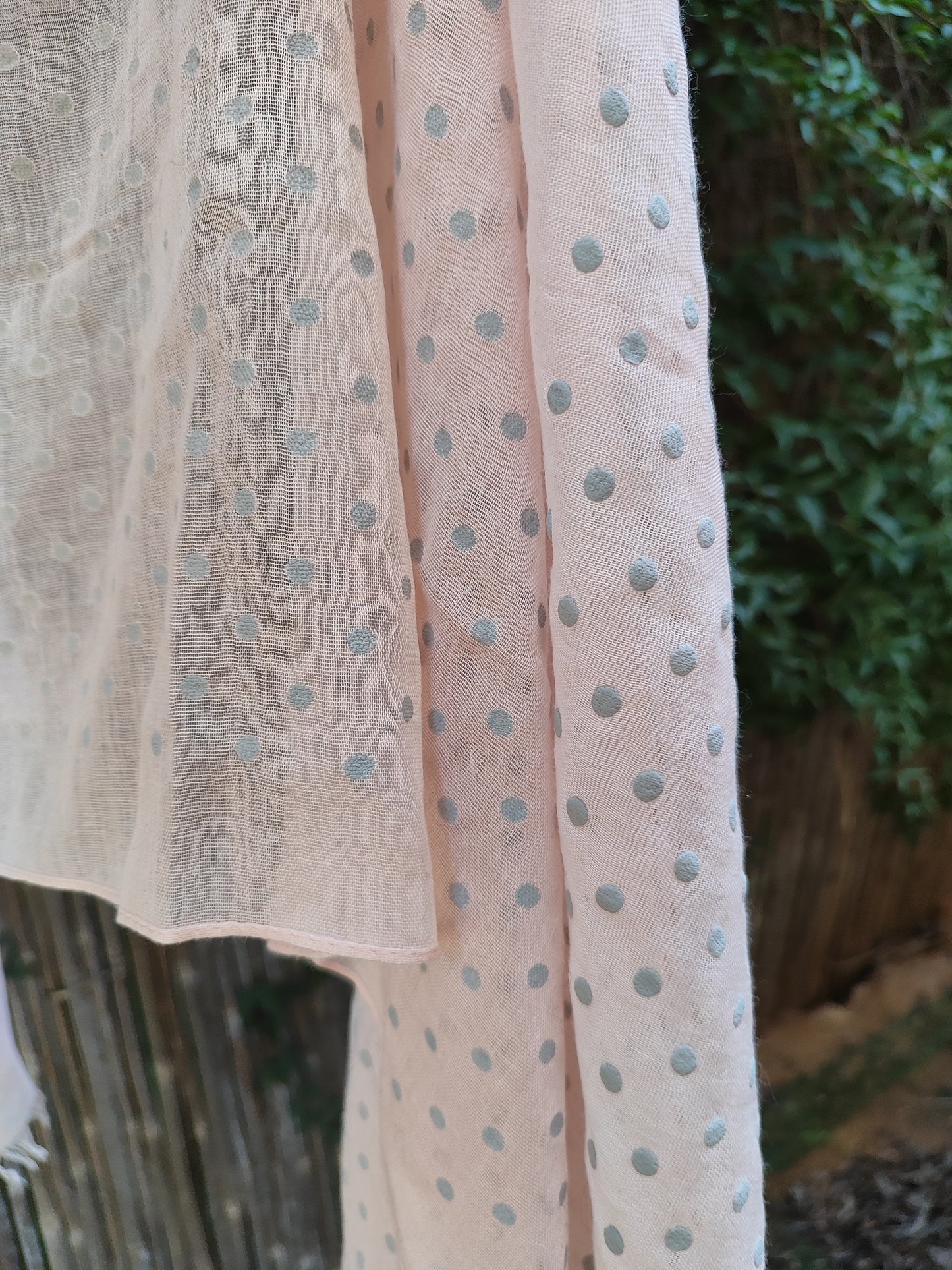 צעיף ורוד בייבי עיגולים אפורים מפוזרים - Image 6