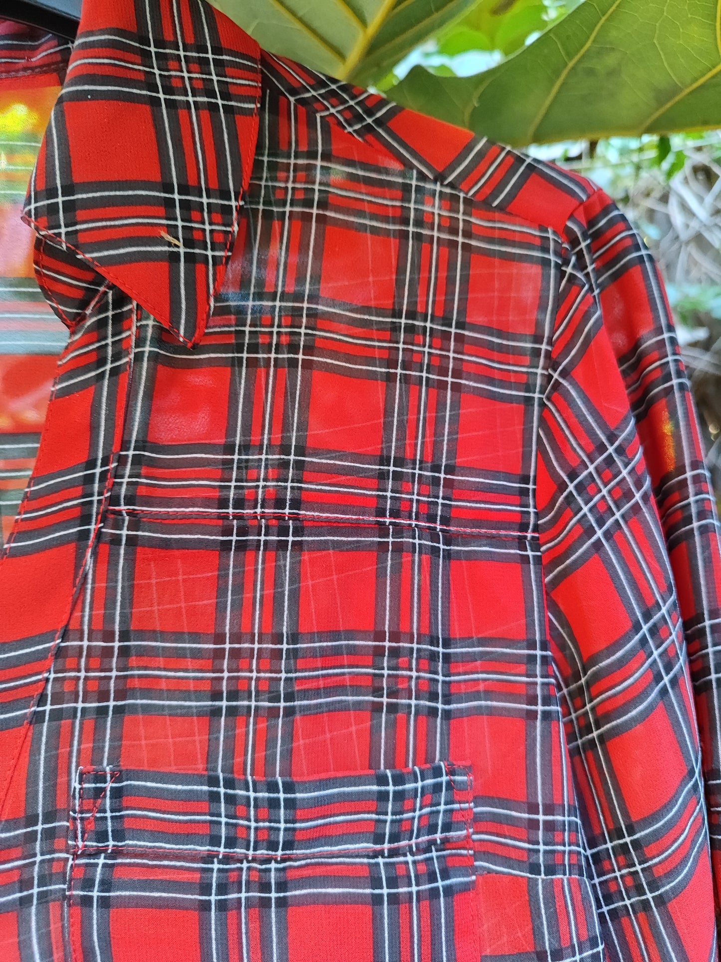 חולצת כפתורים דקה משובצת באדום שחור אפור - Image 5