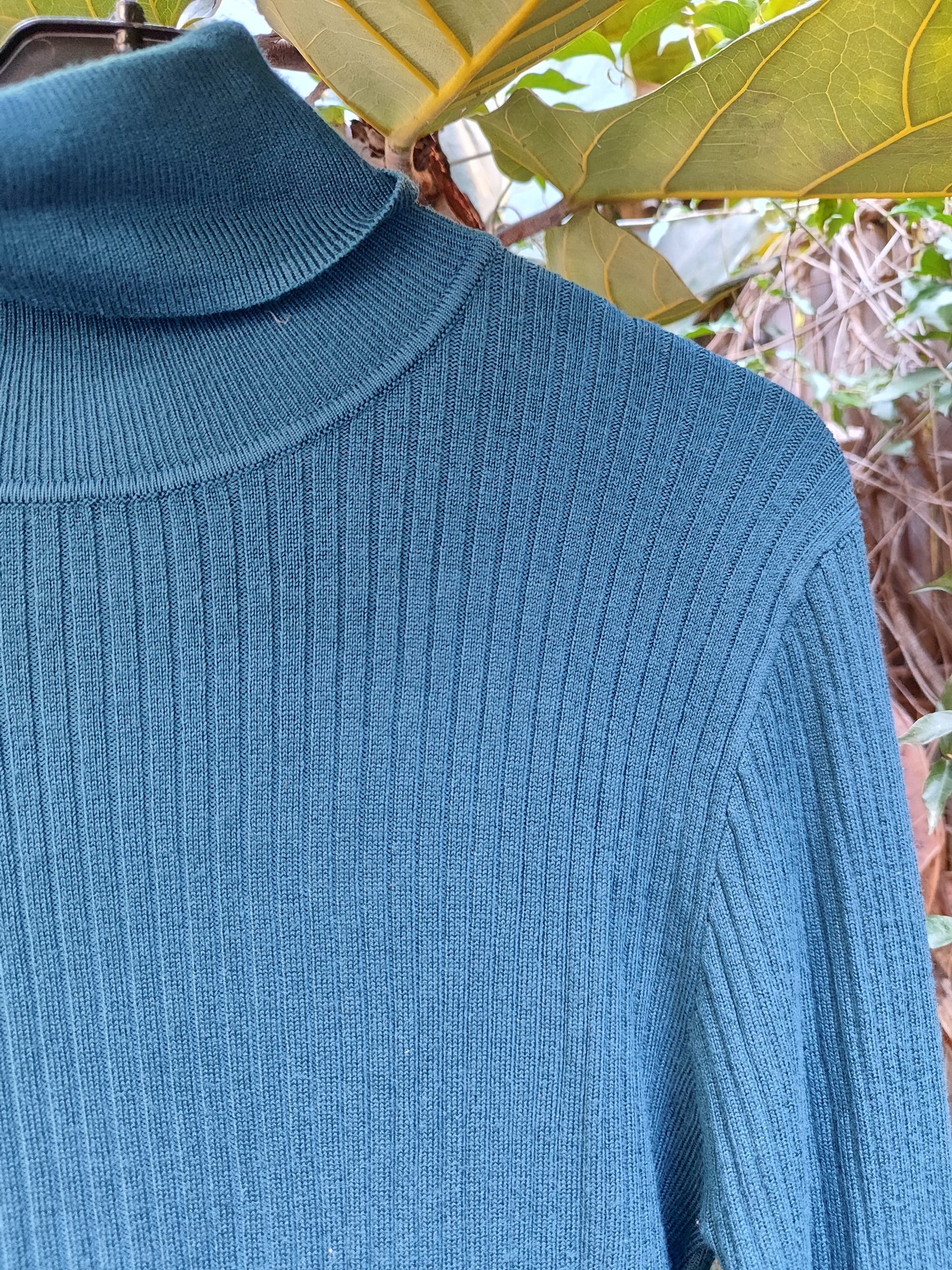 סוודר גולף פסים נעים בצבע טורקיז כהה - Image 4