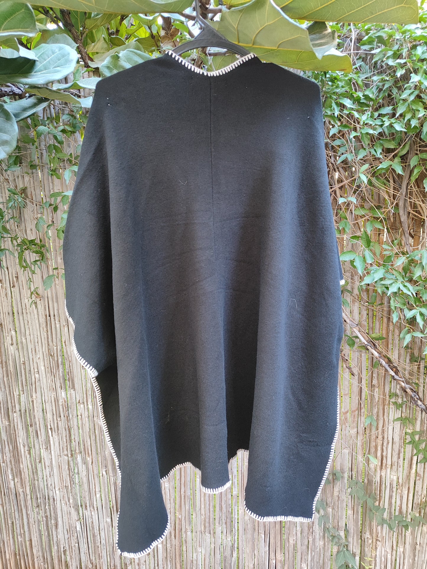 עליונית שחורה ברקמה סופית לבנה - Image 2 by Philosophy