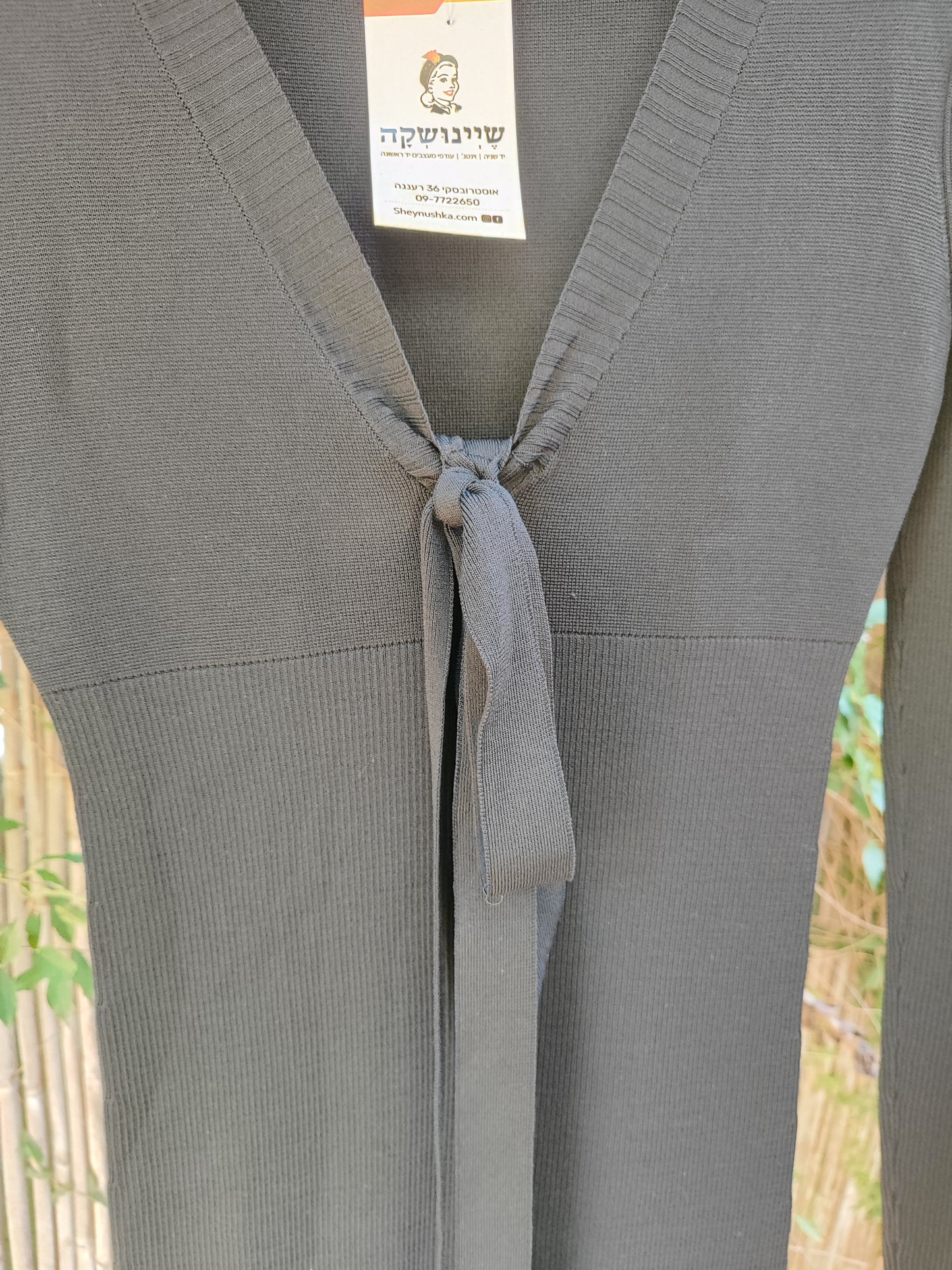 שמלת שחורה סרוג דק ארוכה ומפתח וי קשור בסרט - Image 5