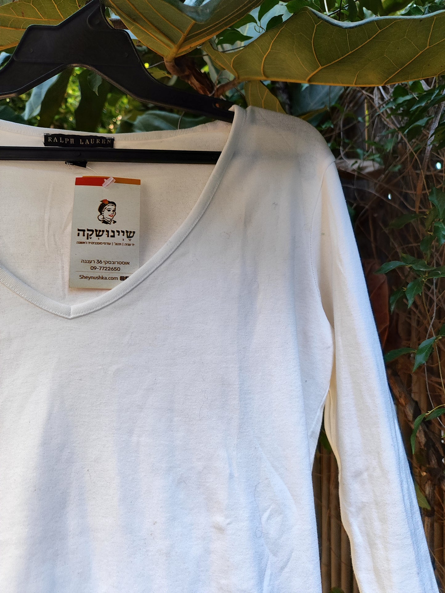 Ralph Lauren חולצה במםתח וי עמוק ומנגט במותן - Image 6 by Ralph Lauren