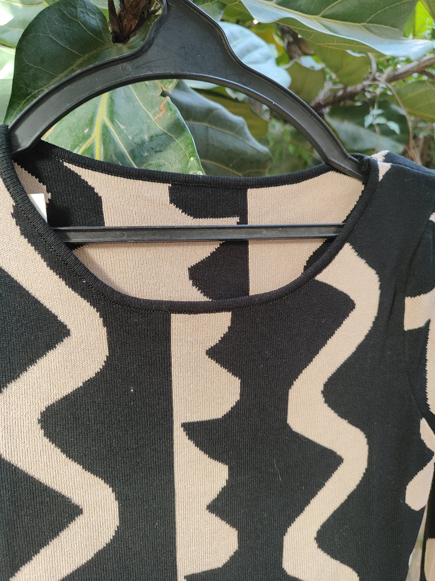 שמלה צמודה ארוכה בצורות שחור מוקה - Image 5