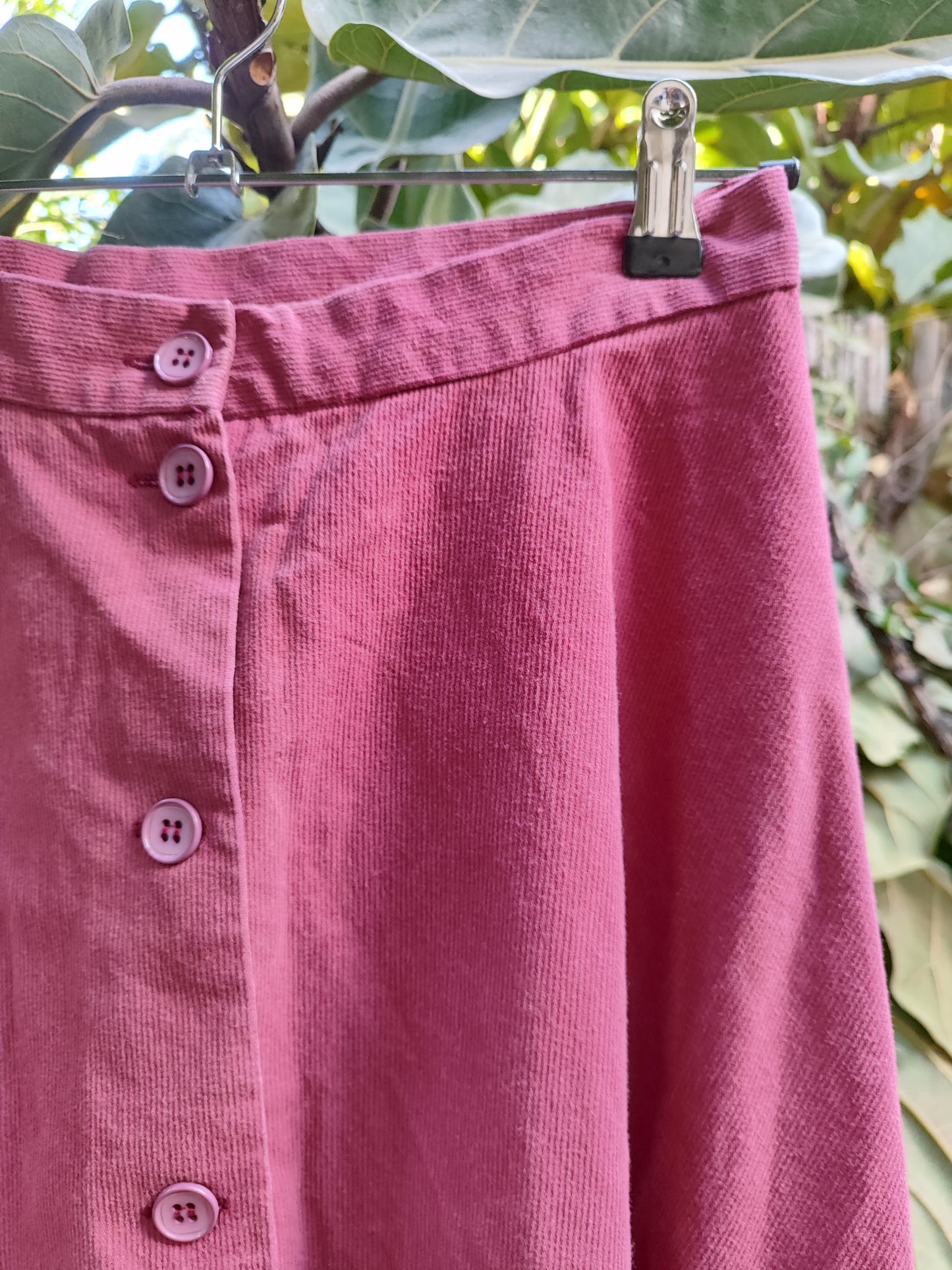 חצאית בורדו קורדרויי מכופתרת - Image 5