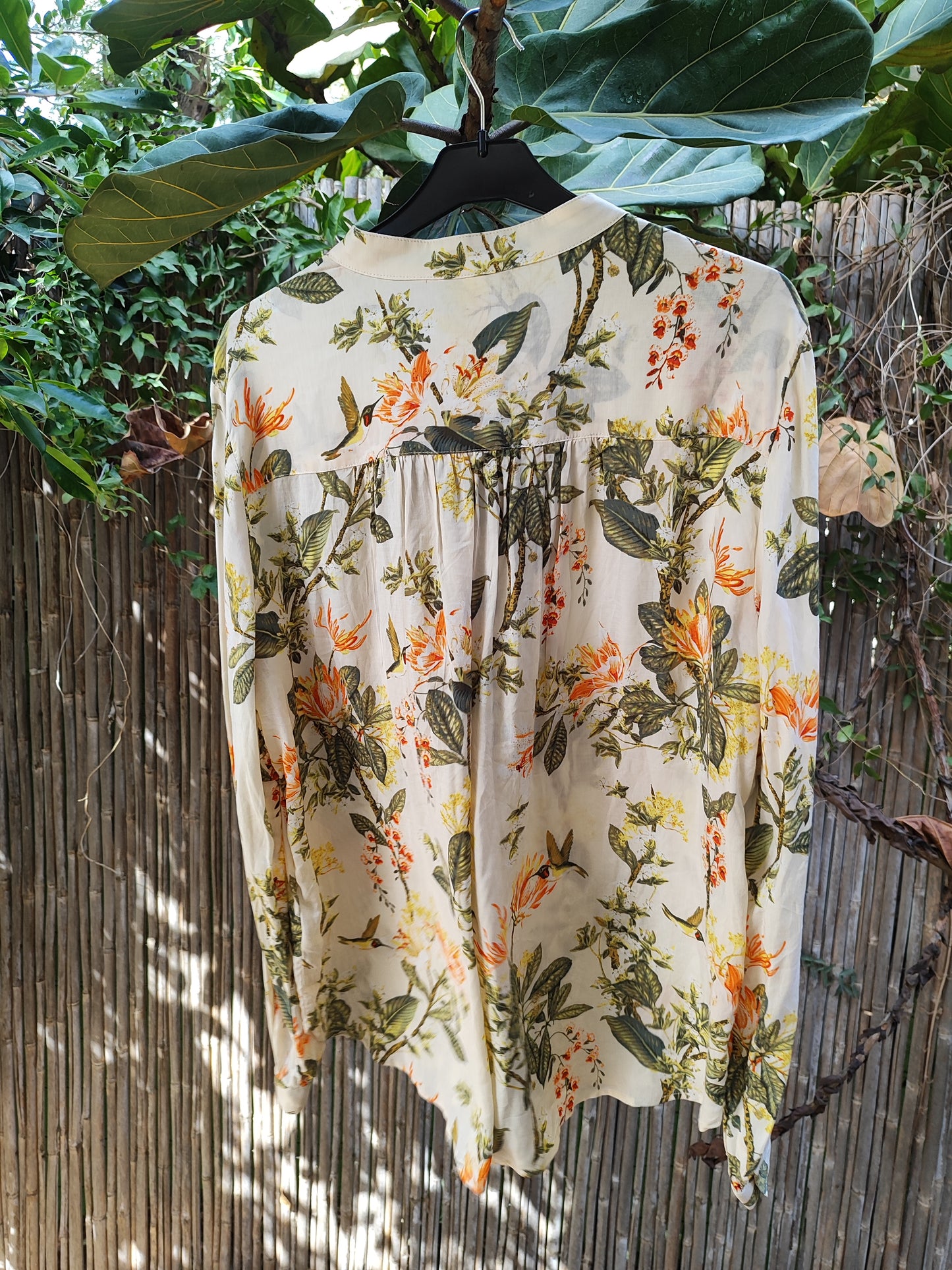 חולצת גינה פרחונית בצהוב כתום וירוק בחצי כיפתור על רקע קרם - Image 5