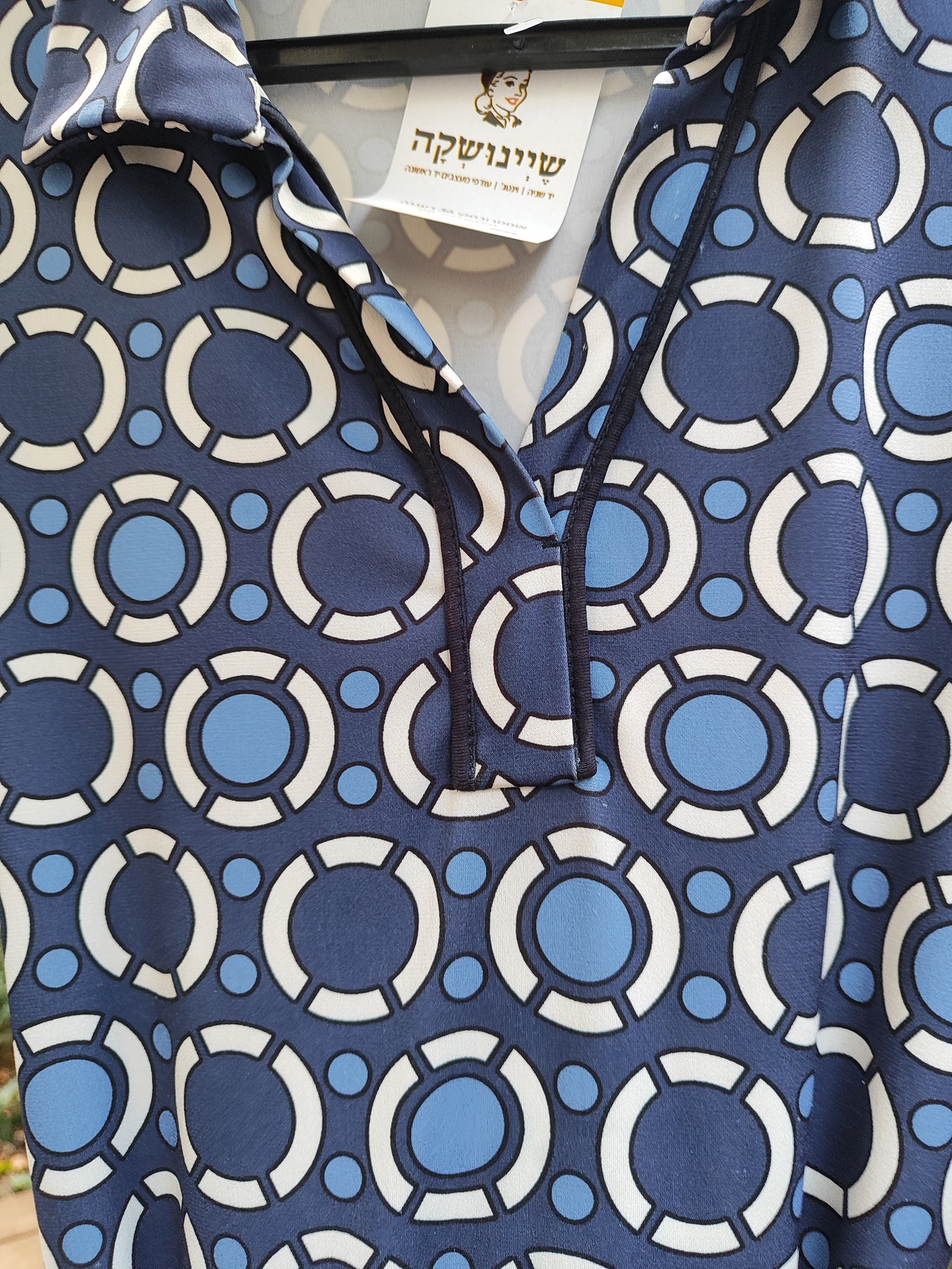 שמלה עיגולים לבנים ברקע כחול. פס סופי באדום - Image 6 by OVS