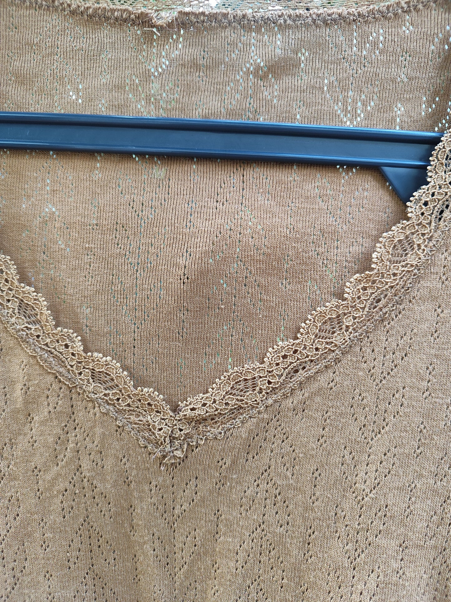 חולצה/גופיה חומה ארוכה תחרתית ושורות של חורים בצורת עלים - Image 6 by אינטימה