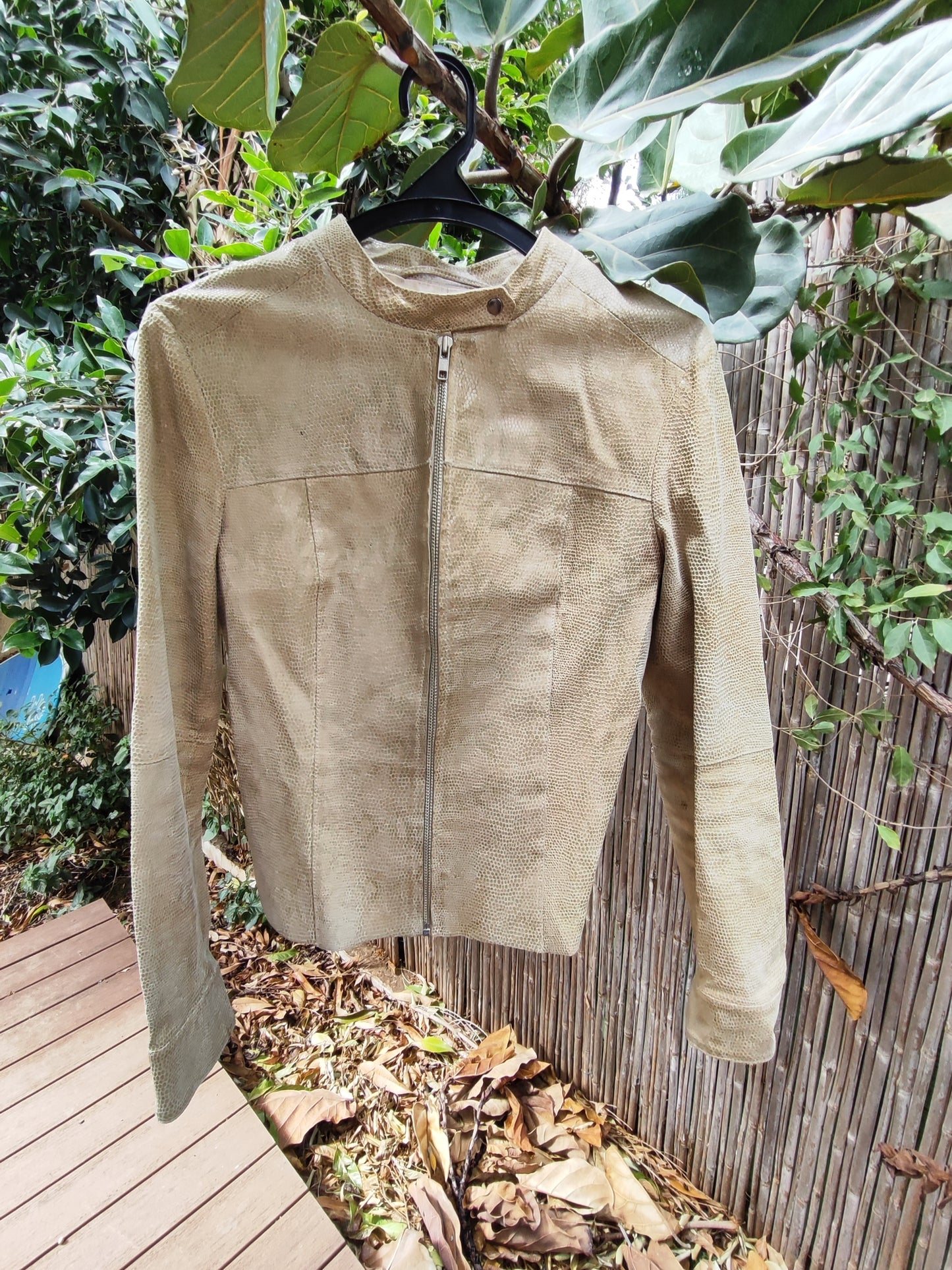 ג'קט עור מוקה בטקסטורה טיפות עדינות - Image 5 by MNG