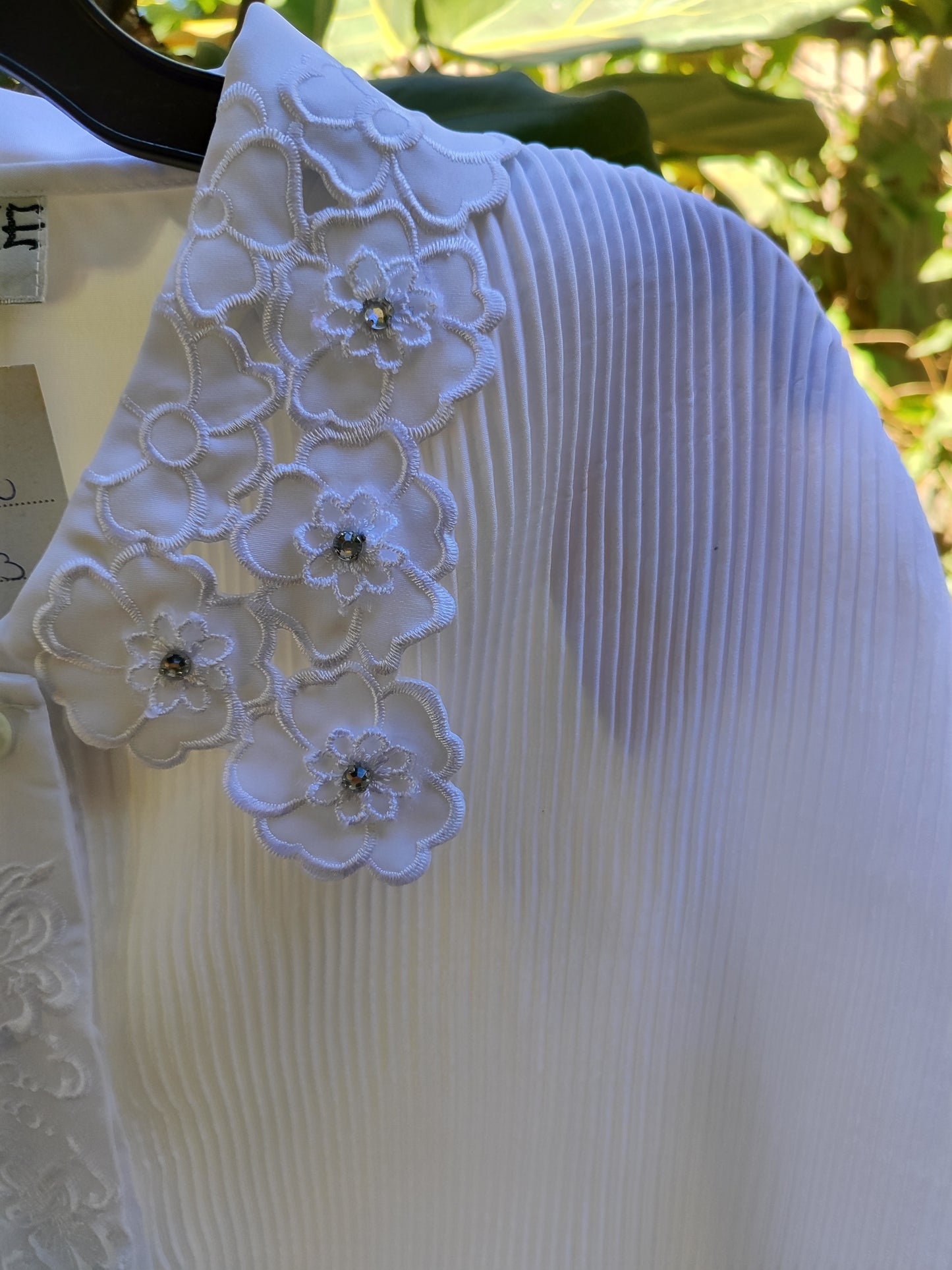 חולצ מקופלת בכפתורים נסתרים רקומים ודש בפרחים - Image 7 by MARTHE