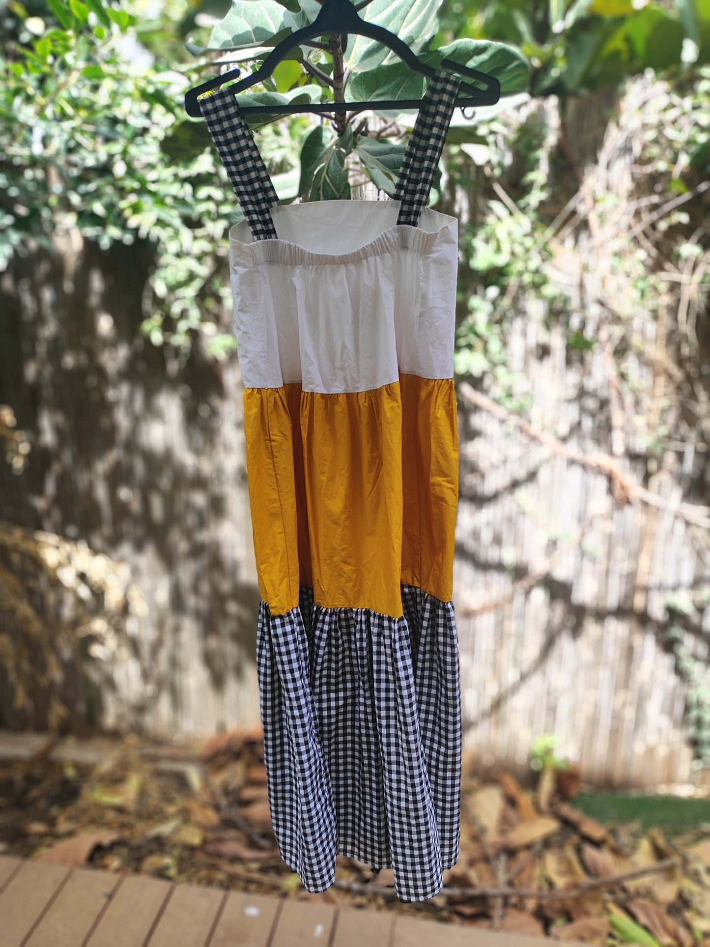 שמלת קיץ צבעונית מדורגת בלבן חרדל ומשובץ - Image 5