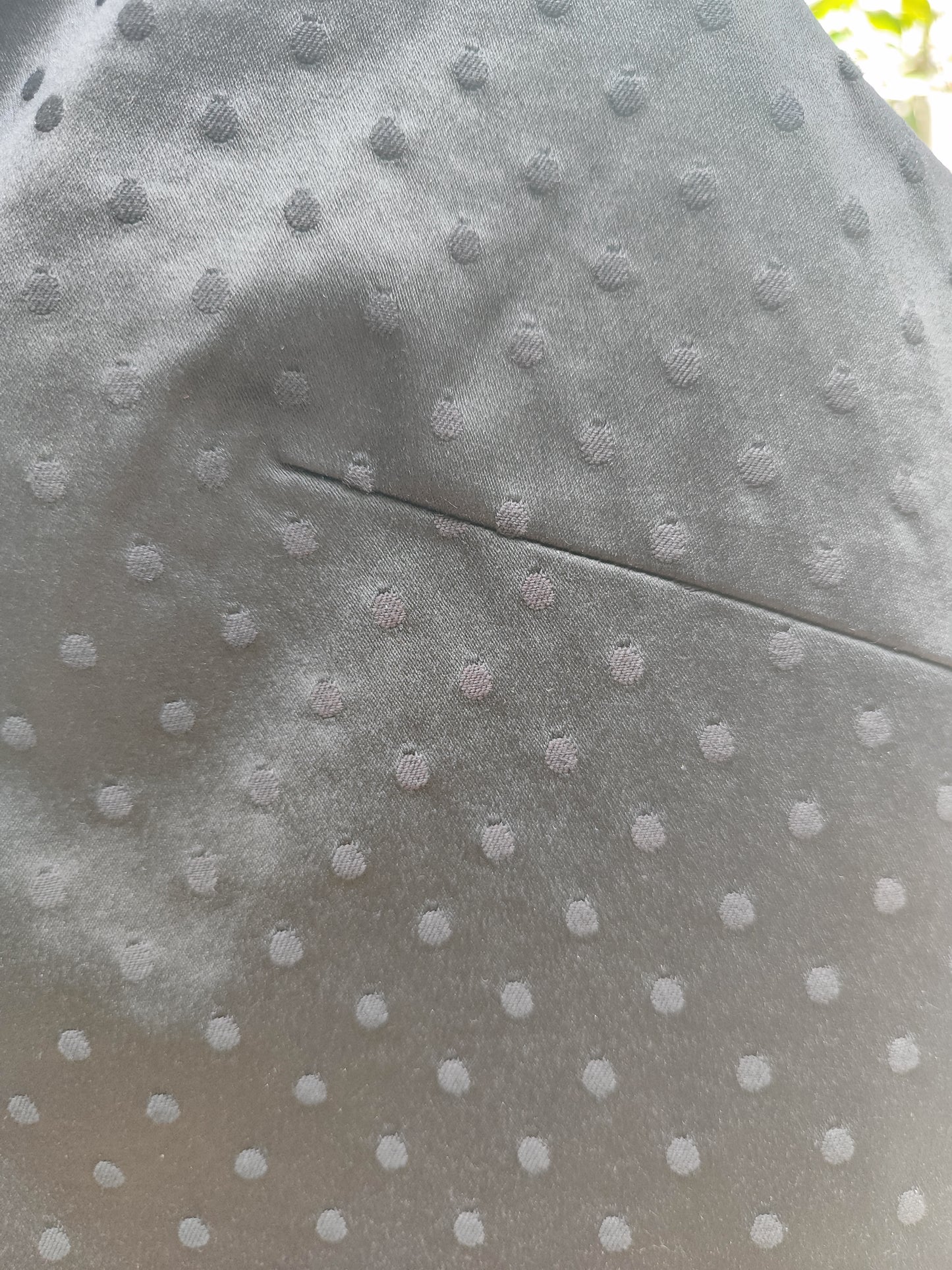 Comme il. Faut. ווסט שחור בגימור מבריק וטקסטורת עיגולים - Image 3 by Comme il faut