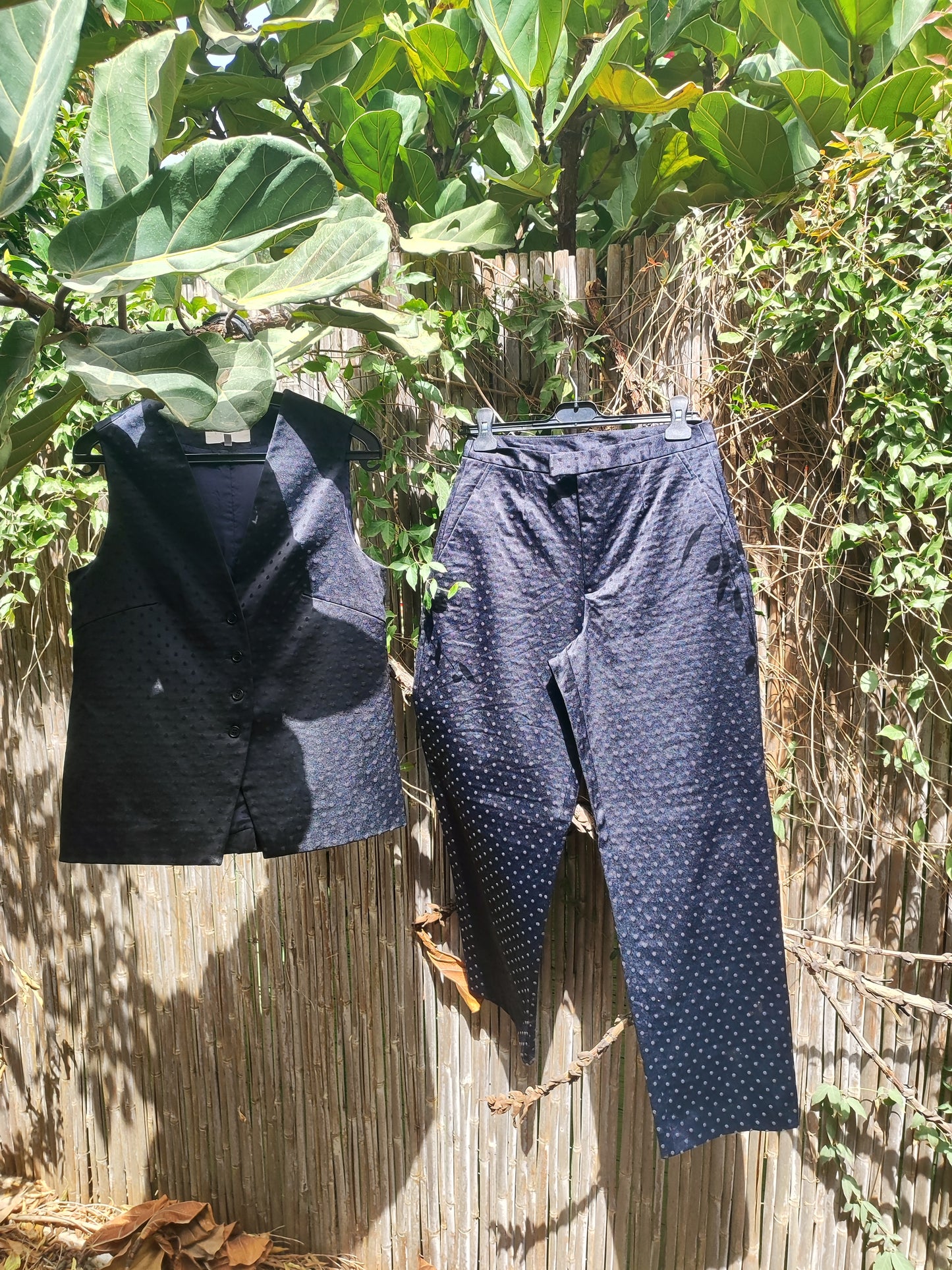 Comme il Faut. מכנסים שחורים אלגנאי בגימור מבריק טקסטורת נקודות - Image 4 by Comme il faut