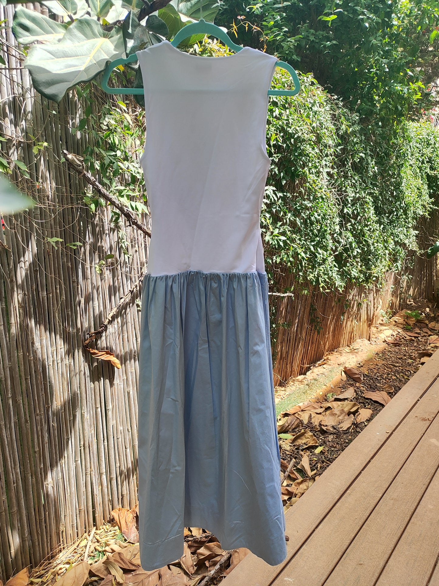 BABATON.שמלה קייצית מחטבת מחולקת ללבן ותכלת - Image 4 by BABATON