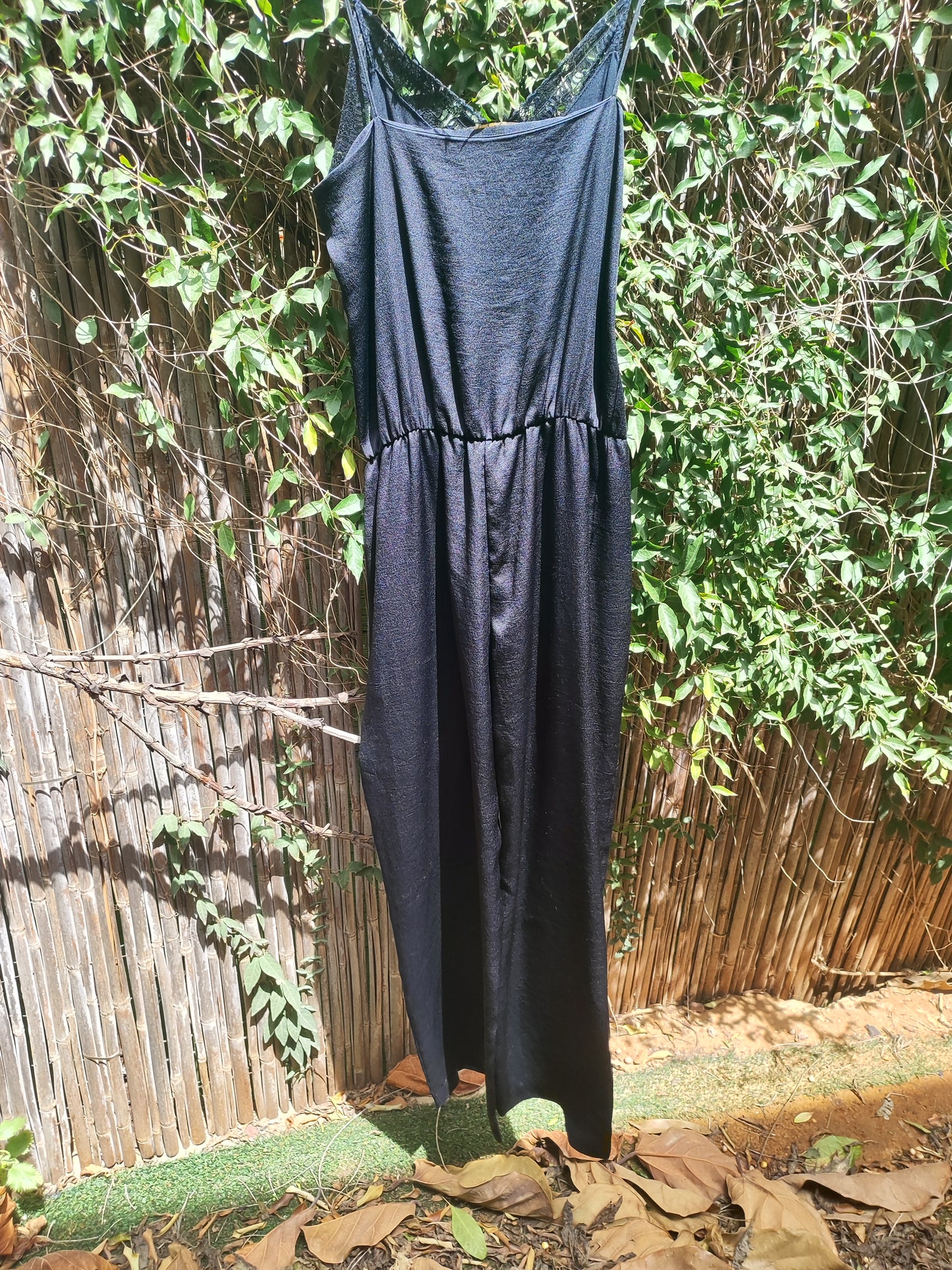 אוברול שחור ספגטי דקיק קליל ונעים בתחרה בחזה - Image 6 by Maje