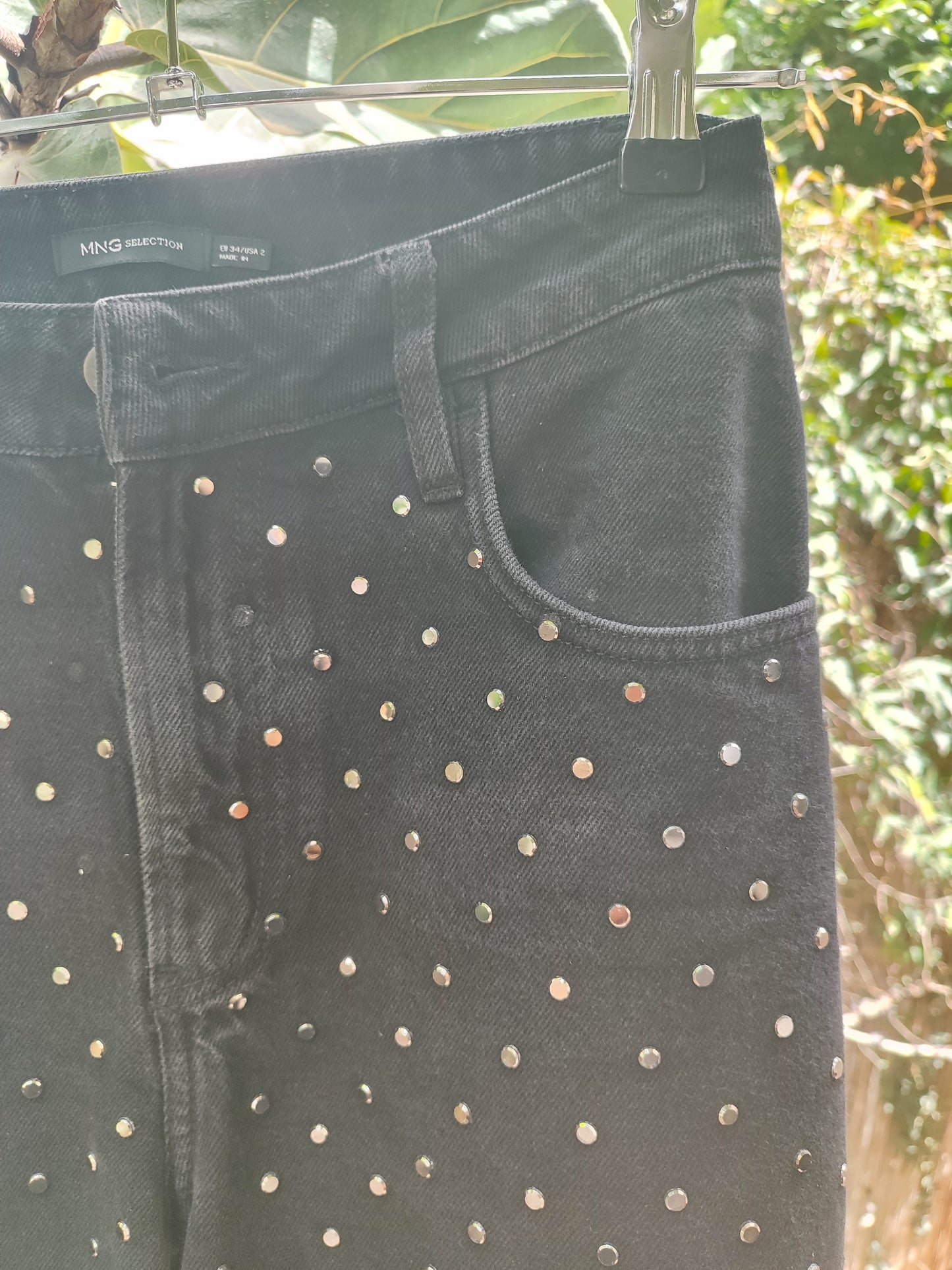 מכנסיים שחורים רחבים בניטים כסופים מפוזרים - Image 2 by MNG