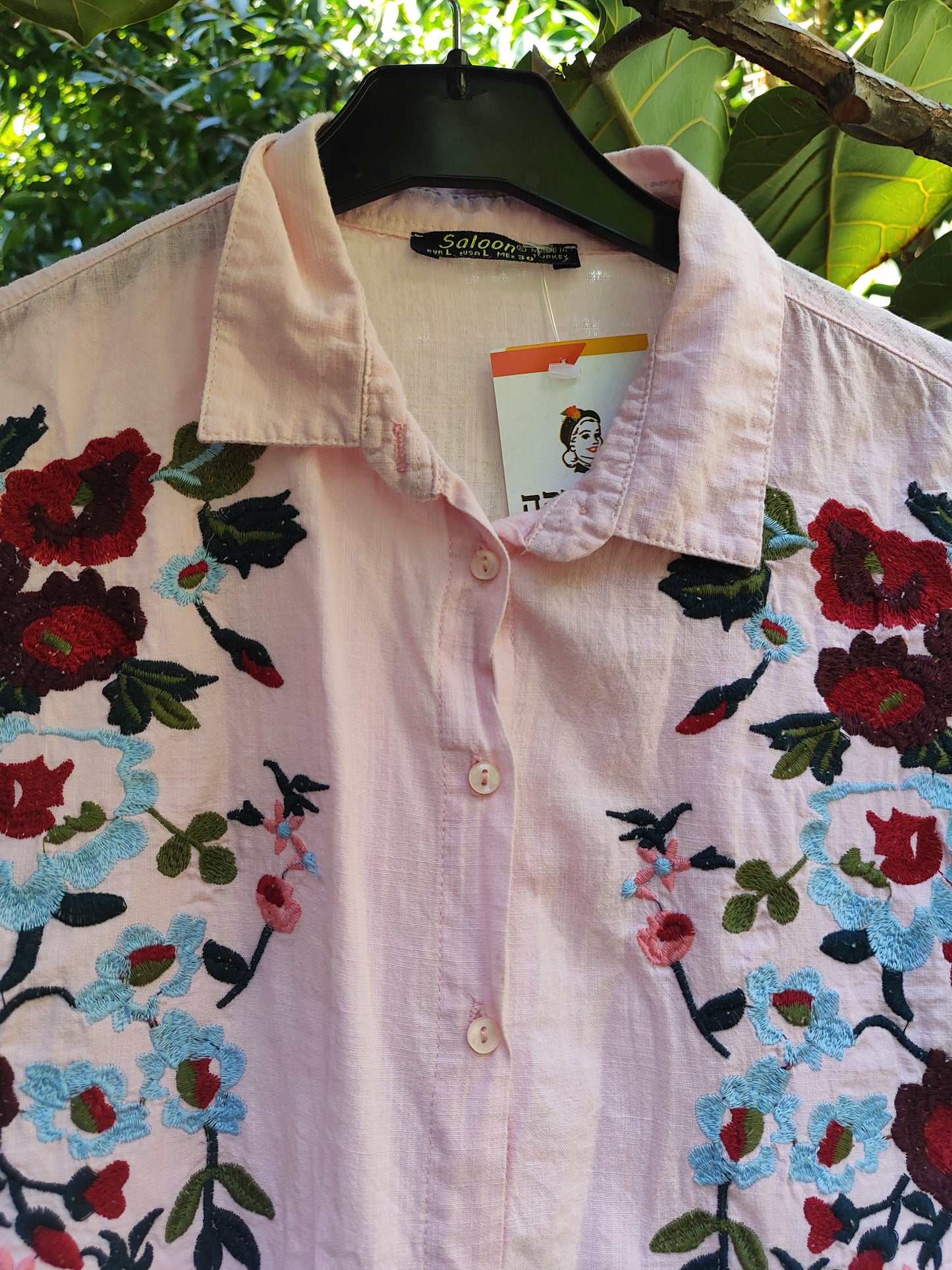 חולצת פישתן ורודה מכופתרת רקומה בזר פרחים - Image 4 by Salopette