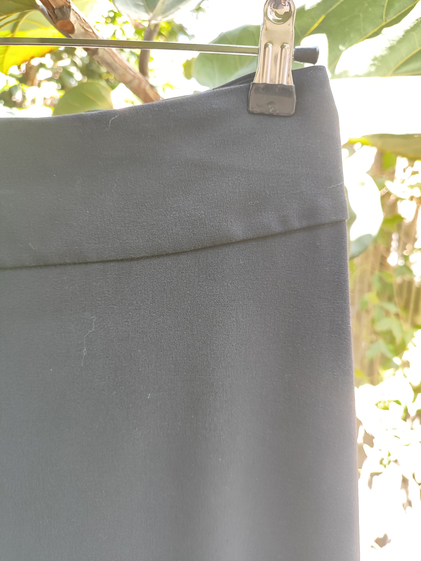 חצאית שחורה מעוצבת בעיגולים אדומים - Image 2 by Ronen Chen