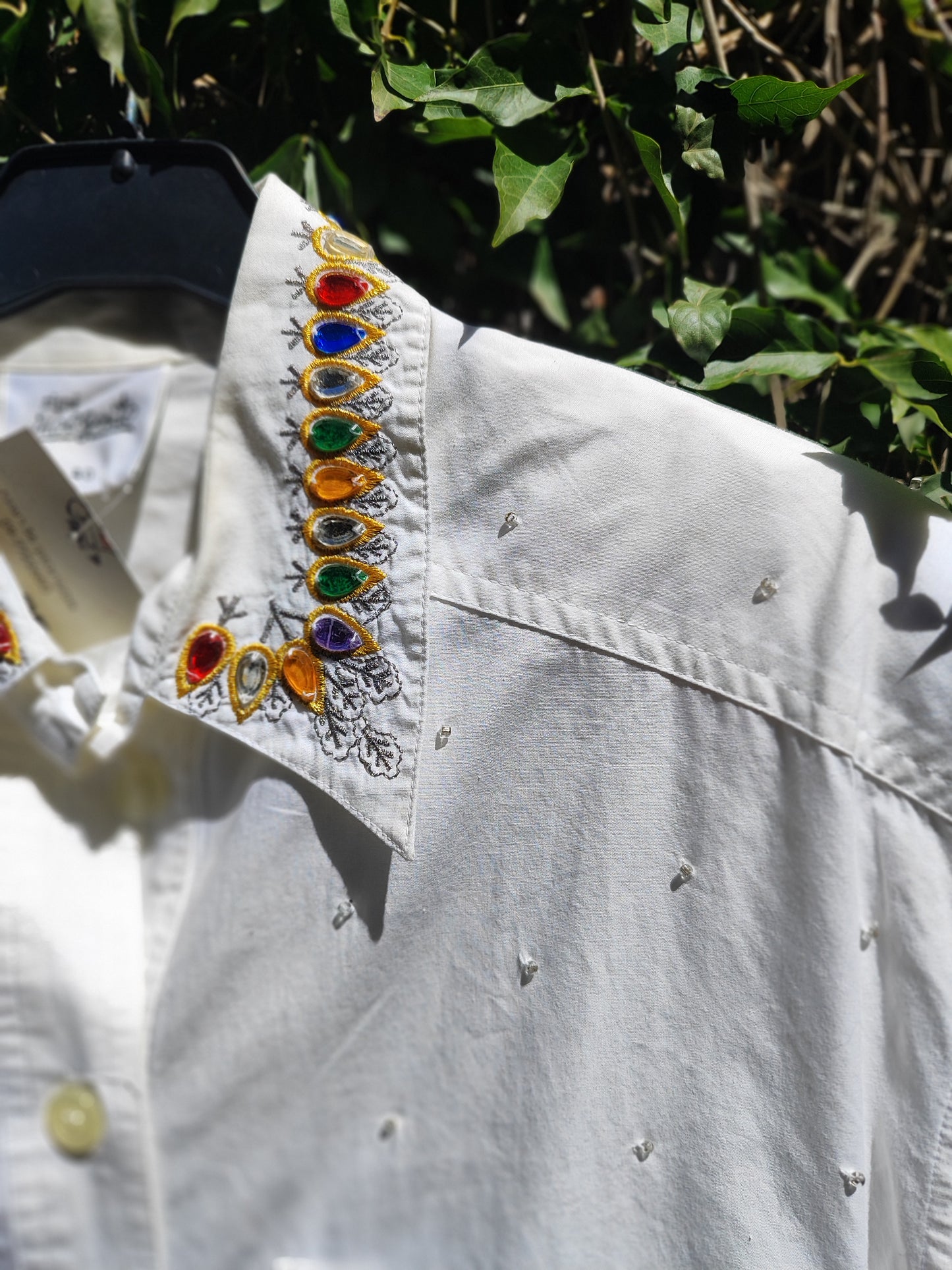 חולצה מכופתרת אבני צבעים בצווארון וחרוזים שקופים בחזה - Image 6 by Nicassio