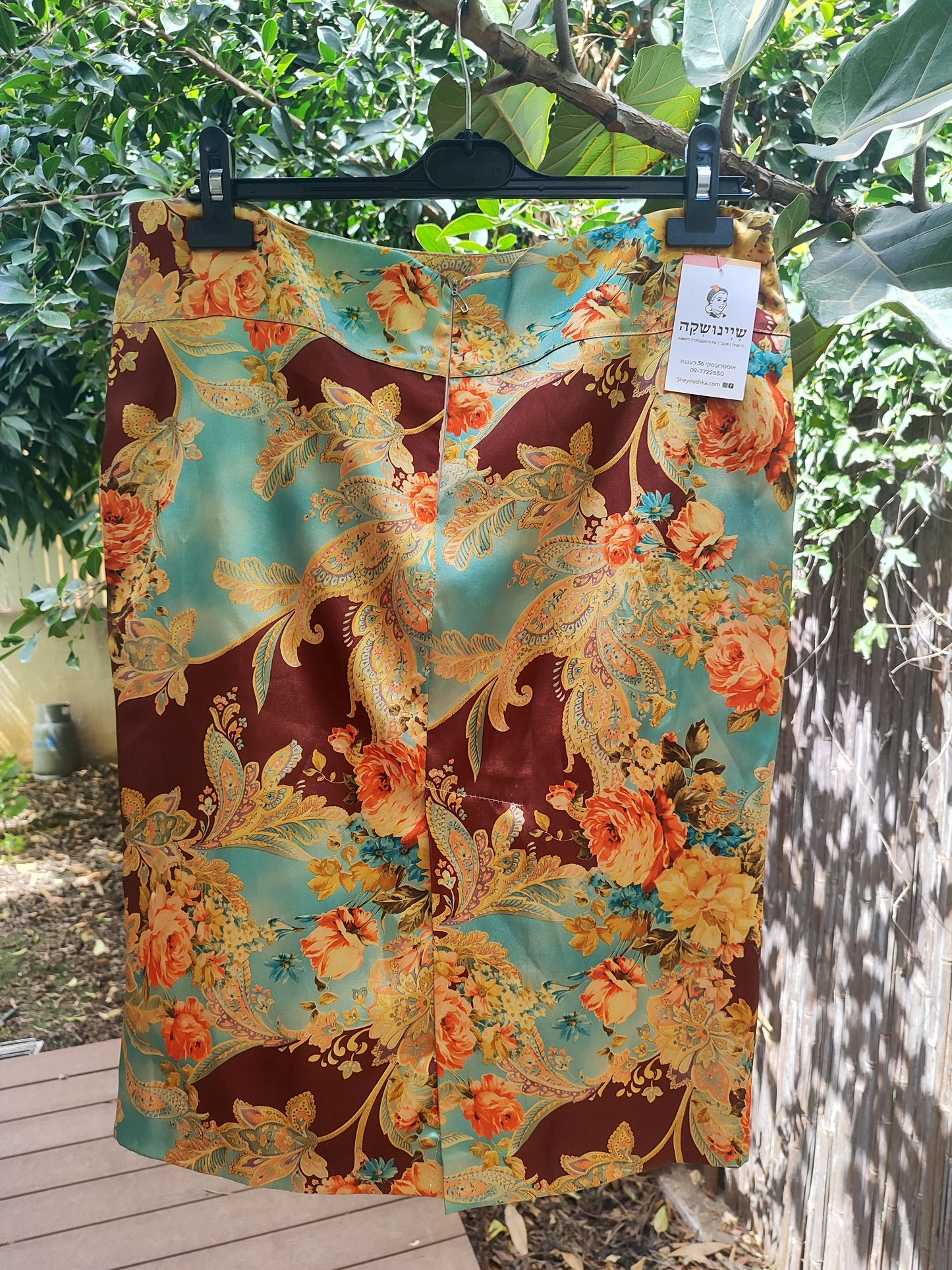 חצאית עפרון במראה יפני מבריק ופרחוני. - Image 4