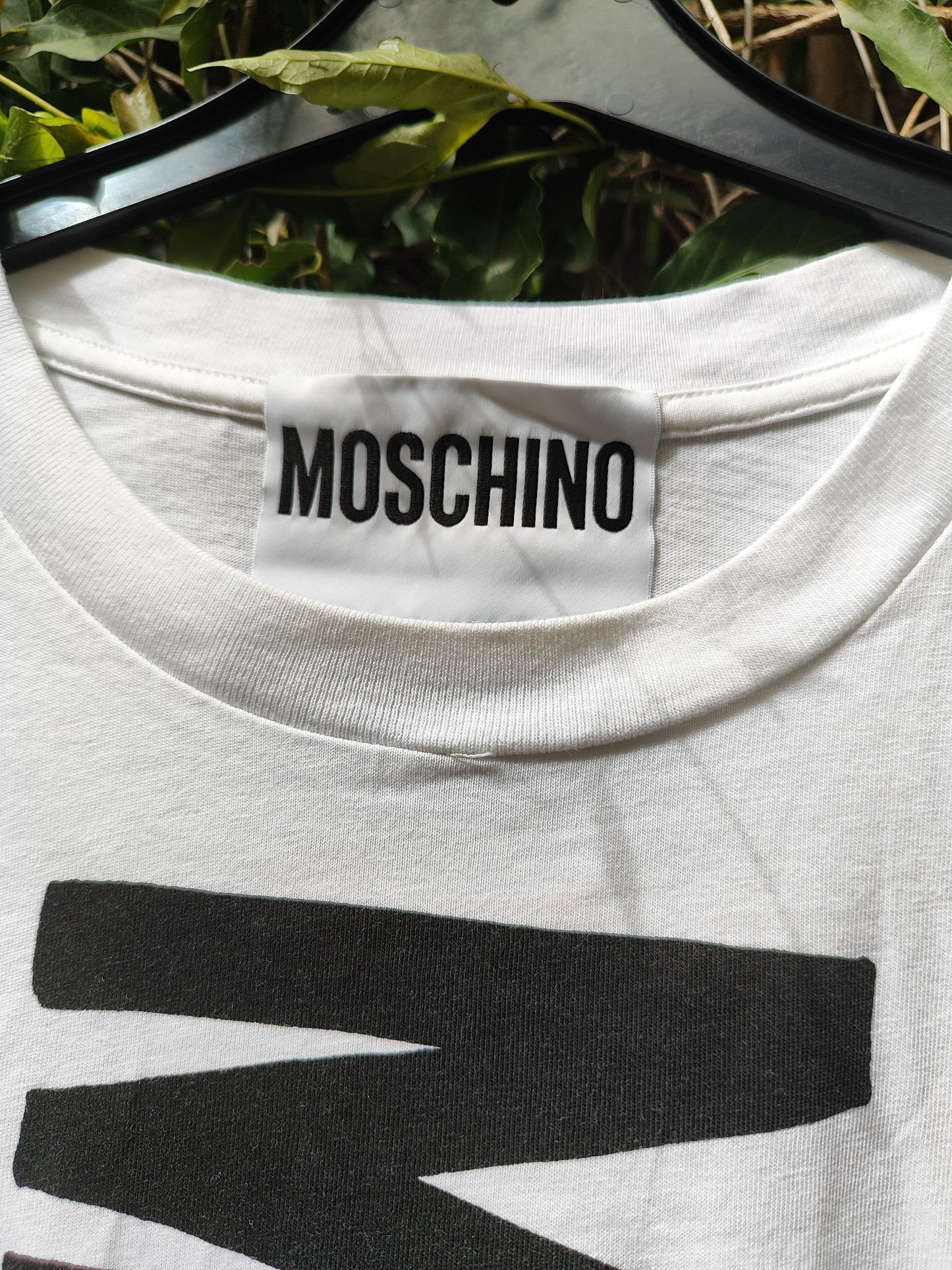 טי שירט לבנה בלוגו שחור אנכי Moschino - Image 4 by Moschino