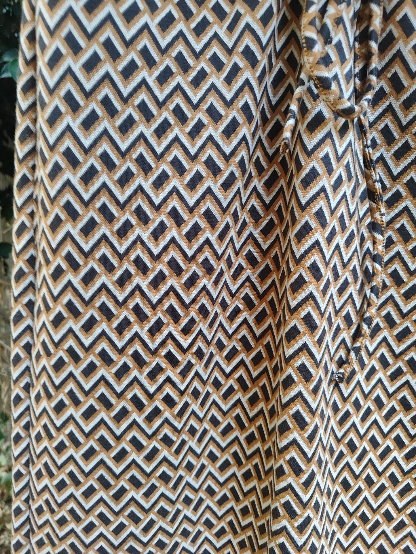 חצאית ארוכה במראה רטרו . כיווץ עיגול במותן . צבעי מדבר